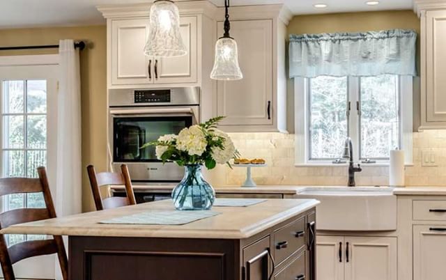 Beautiful kitchens make cooking a little more appealing... anyone else agree? 
#kitchencabinetry #kitcinspiration #kitcheninspiration #kitchengoals #cabinetry #centralfloridahomes #thevillageshomes #thevillages