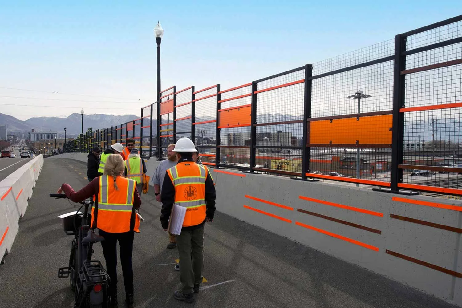 10-Safety-vest-crew-Strut.jpg