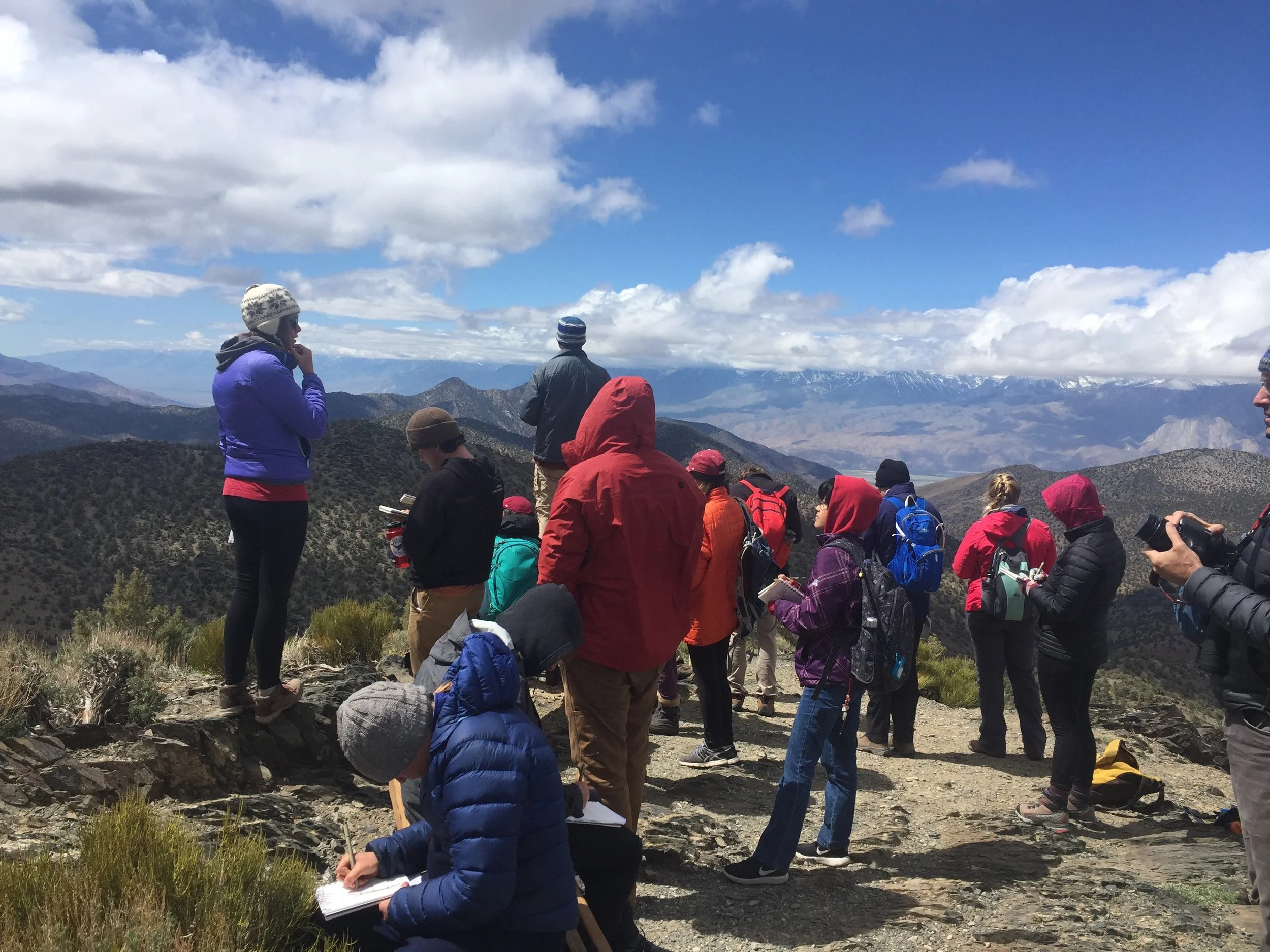 Students in the field on Stanford University’s “Natural Perspectives: Geology, Environment, and Art” class, which I co-lead. Estudiantes en el campo durante la clase “Perspectivas Naturales: Geología, Ambiente, y Arte” de Stanford University, que yo dirijo junto con otros colegas.