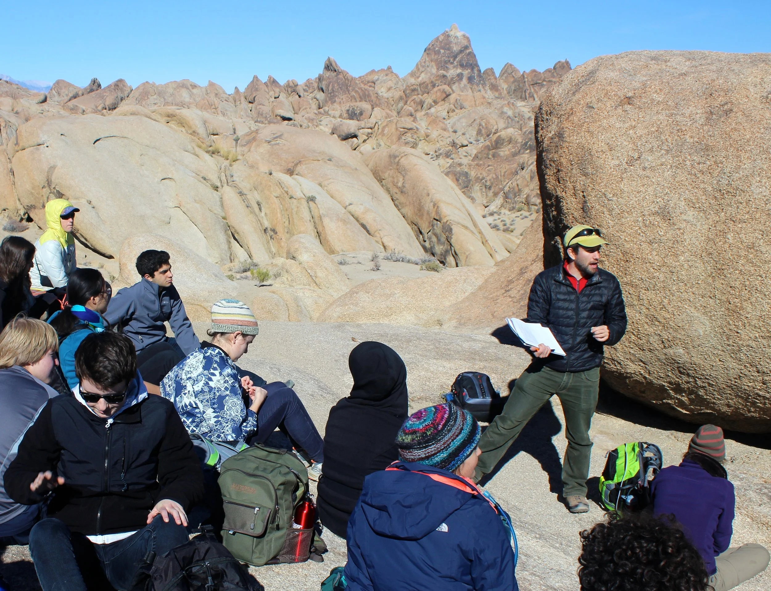 Teaching Stanford undergraduates the basics of observational drawing and capturing landscapes in pen and ink. Sierra Nevada, CA. Enseñando la materia básica del dibujo de observación y como capturar paisajes con tinta a estudiantes de Stanford University. Sierra Nevada, California.