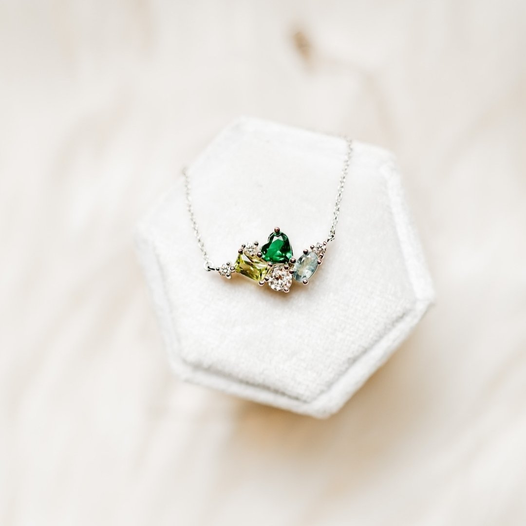 The cutest little family cluster pendant featuring the best little heart shaped emerald since people have been asking me about emerald jewelry all month. Friendly reminder that family jewelry designs don't have to be typical.💚💚💚
.
.
.
.
📸: @katib