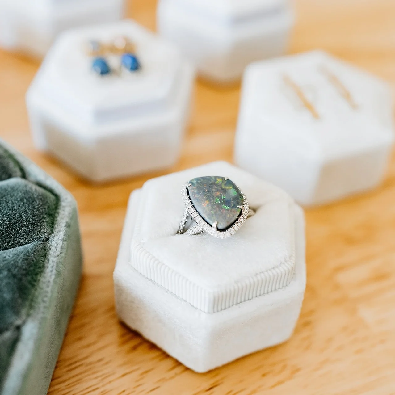 🌙💫October SZN✨🖤
Opals and pink tourmalines for all the October birthday babes💖💖💖
.
.
.
.
📸: @katibestphotos