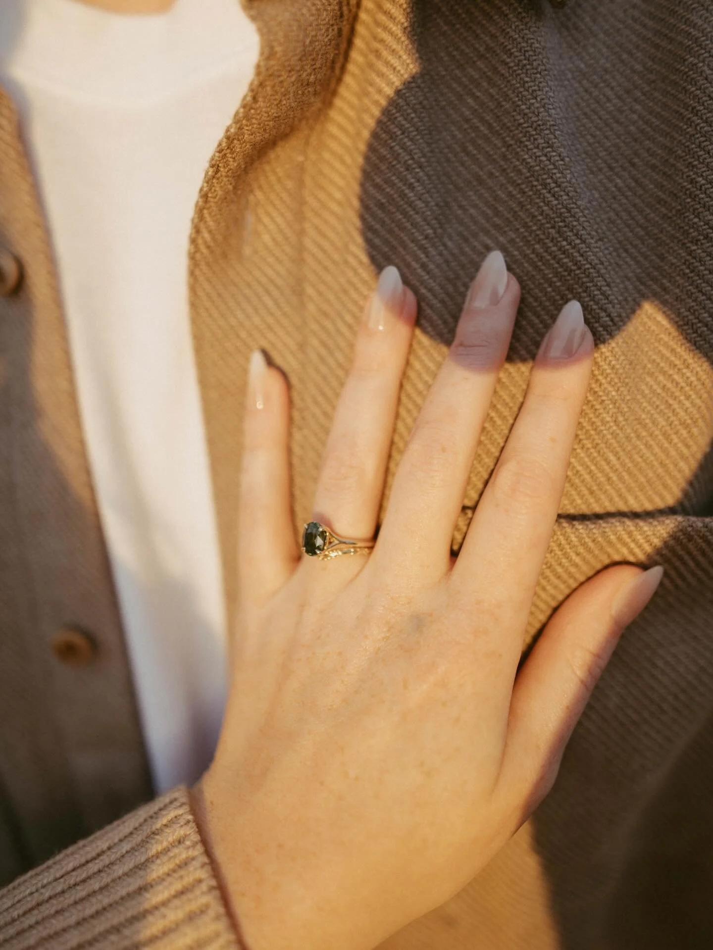 The sweetest sapphire engagement ring for two of the sweetest people 🍂💛
.
.
.
.
📸: @clairekeathleyphoto