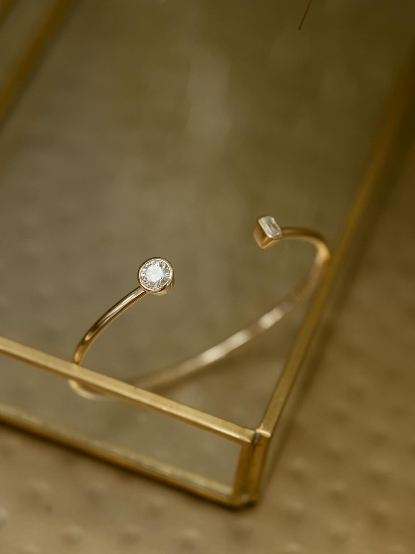 For Mat &amp; Erica&rsquo;s 10 year anniversary ✨
The sweetest little hidden detail for this custom bangle is that their anniversary is 1.16, so we created this with an .80ct round diamond and .36ct emerald cut diamond, making the total weight 1.16ct