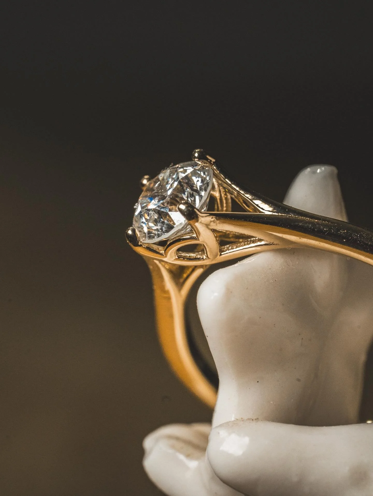 A solitaire isn&rsquo;t just a solitaire Honey Designs 🤌
This babe features heirloom gold and an heirloom diamond with a high focus on the details. 
.
.
.
.
📸: @intentialmg