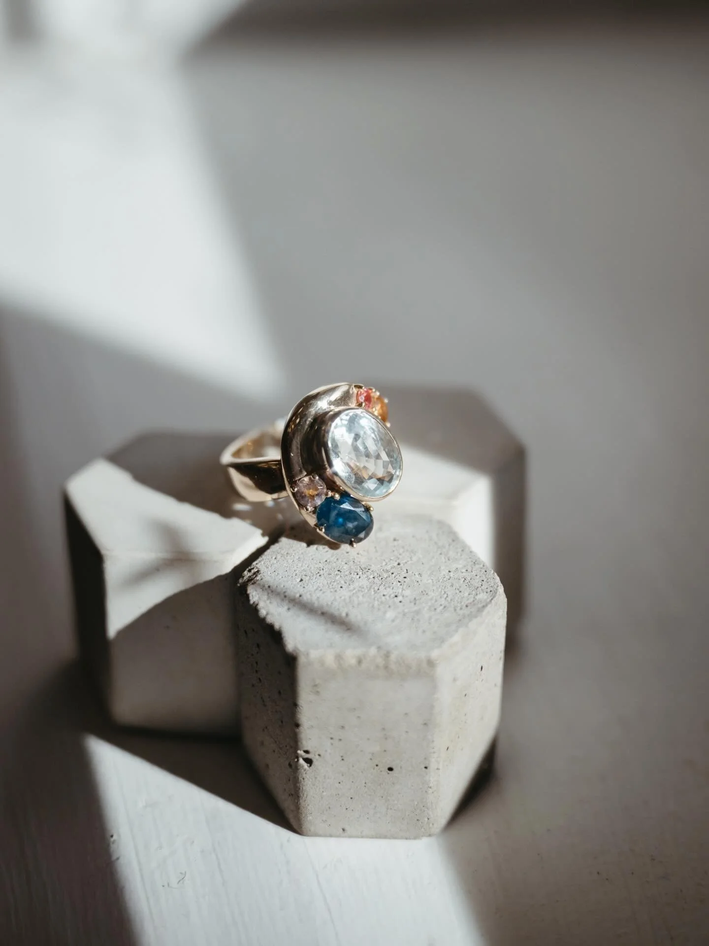 Inspo for this ring from Danielle: &ldquo;I want you to think like a little girl going into her grandmother&rsquo;s jewelry box and mixing the pieces together.&rdquo; Did we pull it off? 😏😁🥰
.
.
.
.
📸: @kindredlightstudios