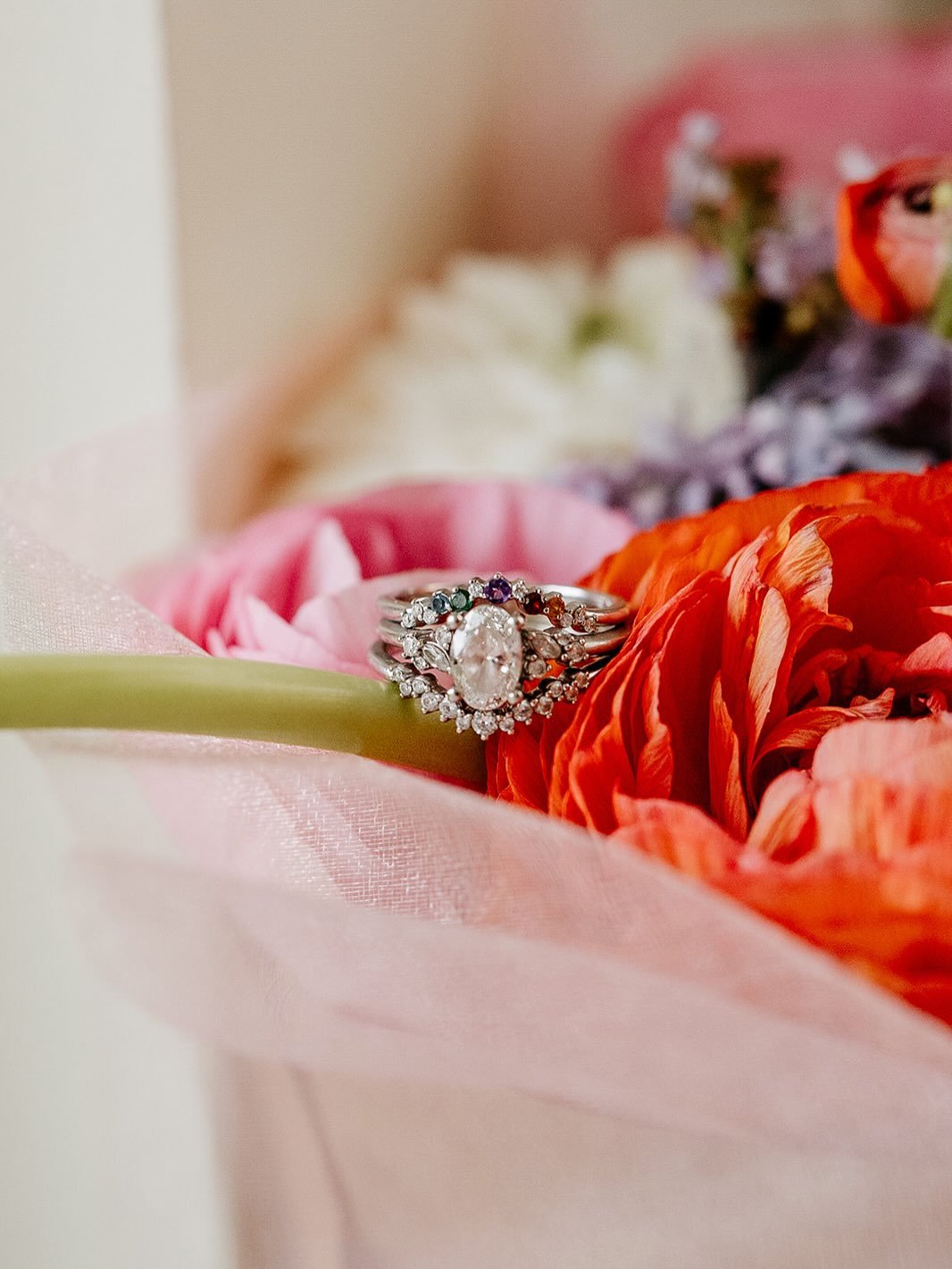 ~I&rsquo;m not like a regular mom, I&rsquo;m a cool mom~
Created this cute family mixed gem contour band for Kati&rsquo;s stack after the welcomed baby Lina to the fam 🥰
Here for all the alternative mom jewelry creations 🙋&zwj;♀️
.
.
.
.
📸: @katib