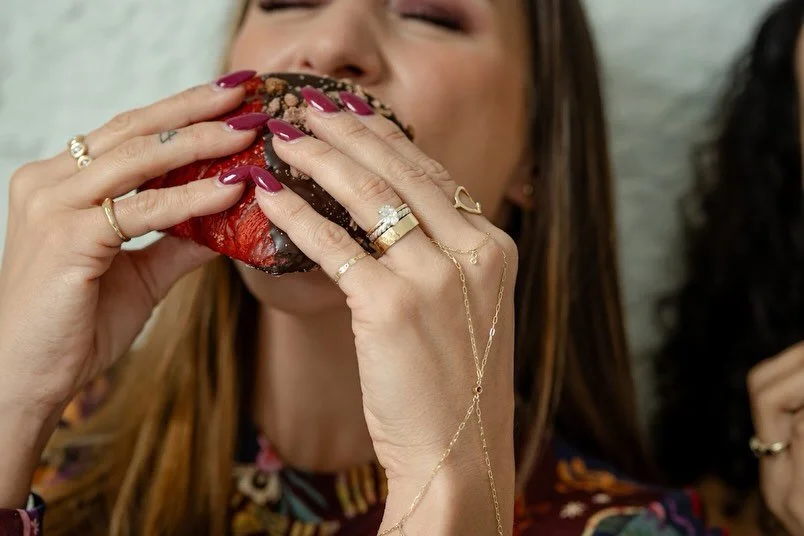 Weekend time 🥐✨💖
Feat. the best @sebastianbakehouse croissants.
.
.
.
@capsulewoman 
@beautyby_aricalynn 
@alexisnickelle 
@monis_mgh 
.
.
.
#cincinnatismallbusiness #cincylove #customjewelrydesigner #solidgold #cincinnatibakery