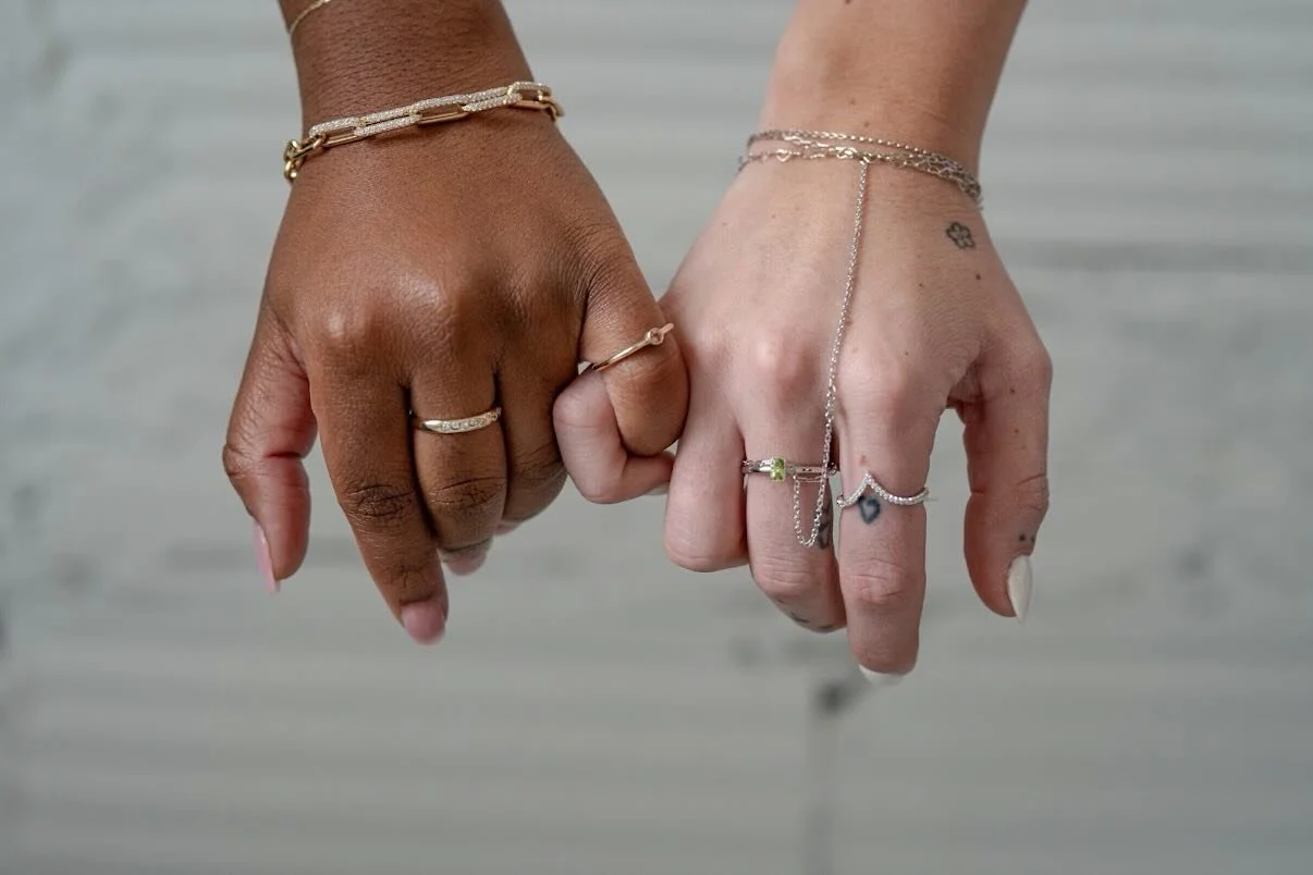 White gold + yellow gold girlies unite 💛🤍💛🤍
Solid gold customized chain bar is a fun way to add a little quality piece to your collection. Catch me this Saturday at @thebeautyboostcincy Fitness Sampler for discounted permanent fine jewelry and BO