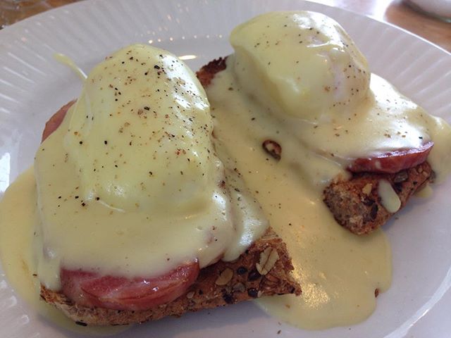 Finally got the mass-egg-poaching technique down pat. Also had some killer Can-acon in the larder, so eggedict!