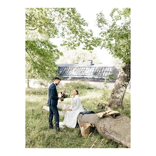 Kim + Amanda having a short break during portaits in Suomenlinna ✌🏻