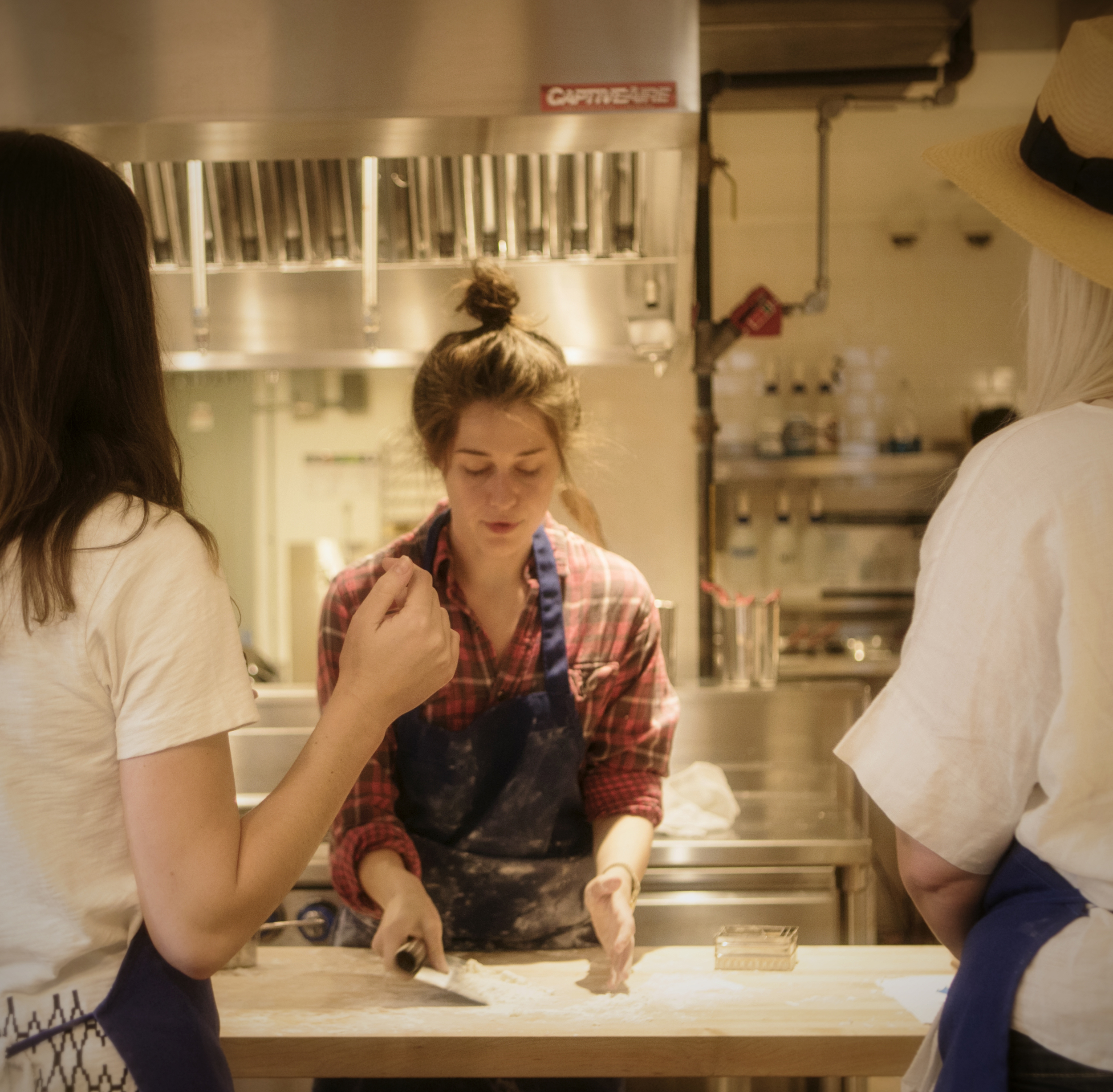 Above: Sarah teaching Ginny and my new friend Jess of Lady Flashback all her biscuit secrets.