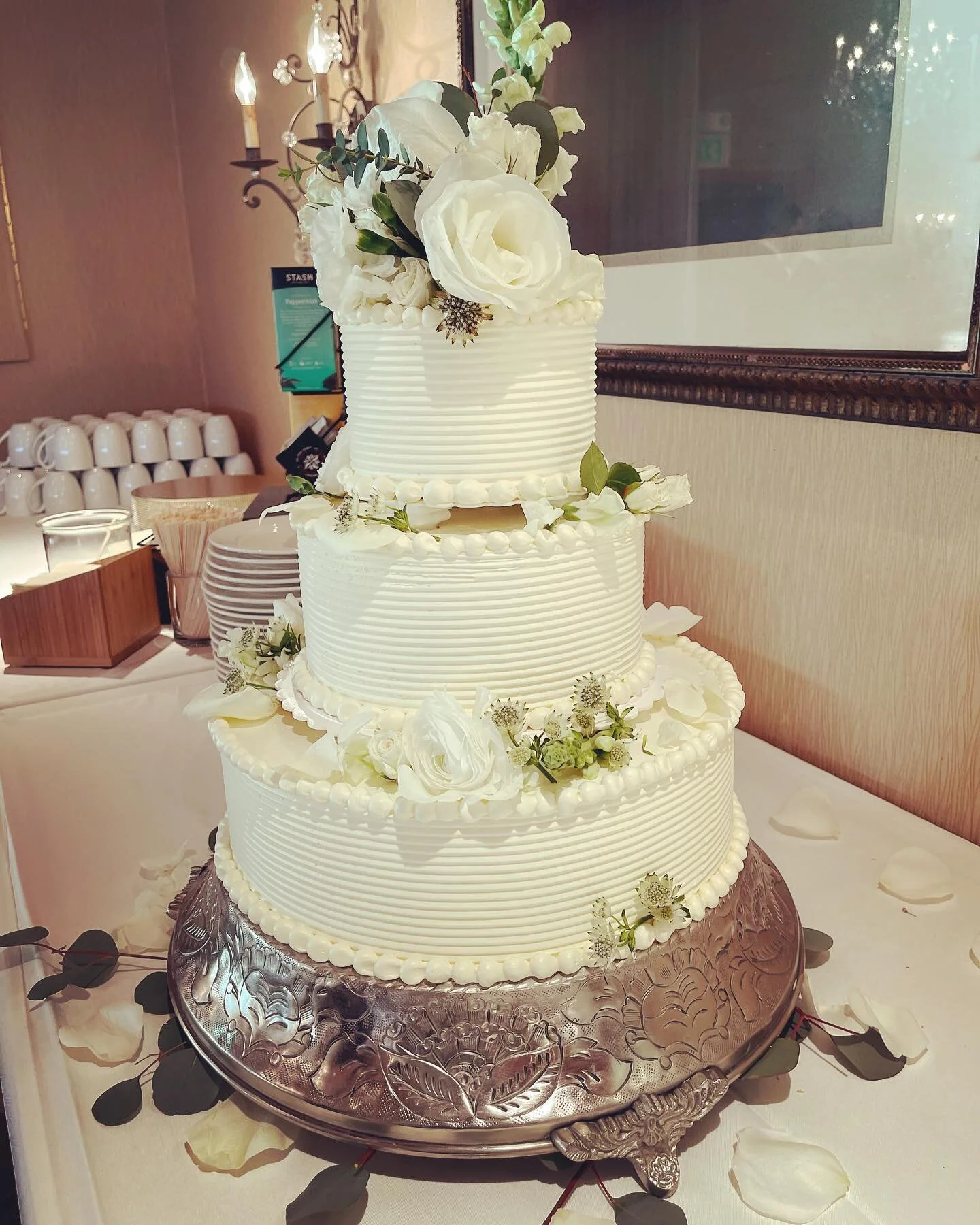 Our last #weddingcake goes to @lizhoff @andrgraf @theedgewater #congratulations  We are honored….
#pettirossolovesyou 
.
.
.
#wedding #weddinginspiration #weddingcakes #trueloveโค๏ธ #happyeverafter