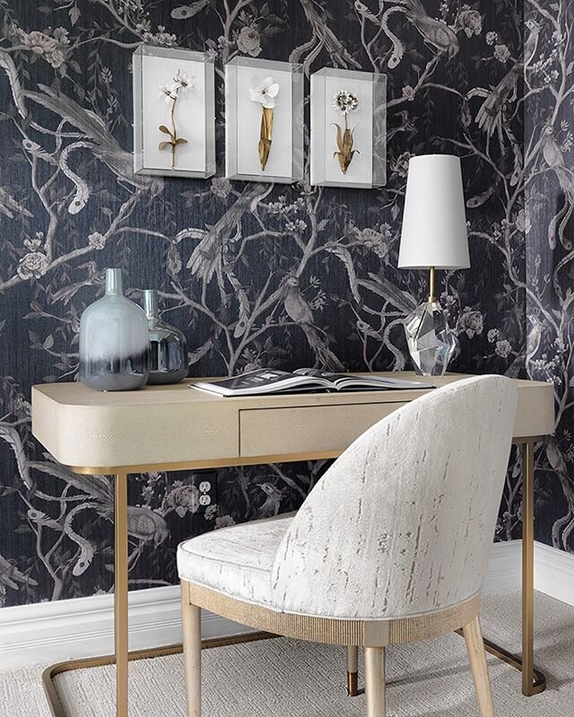 Talk about amazing wallpaper! Loving this fabulous workspace by @meagan_cooperman at @adjinteriors .