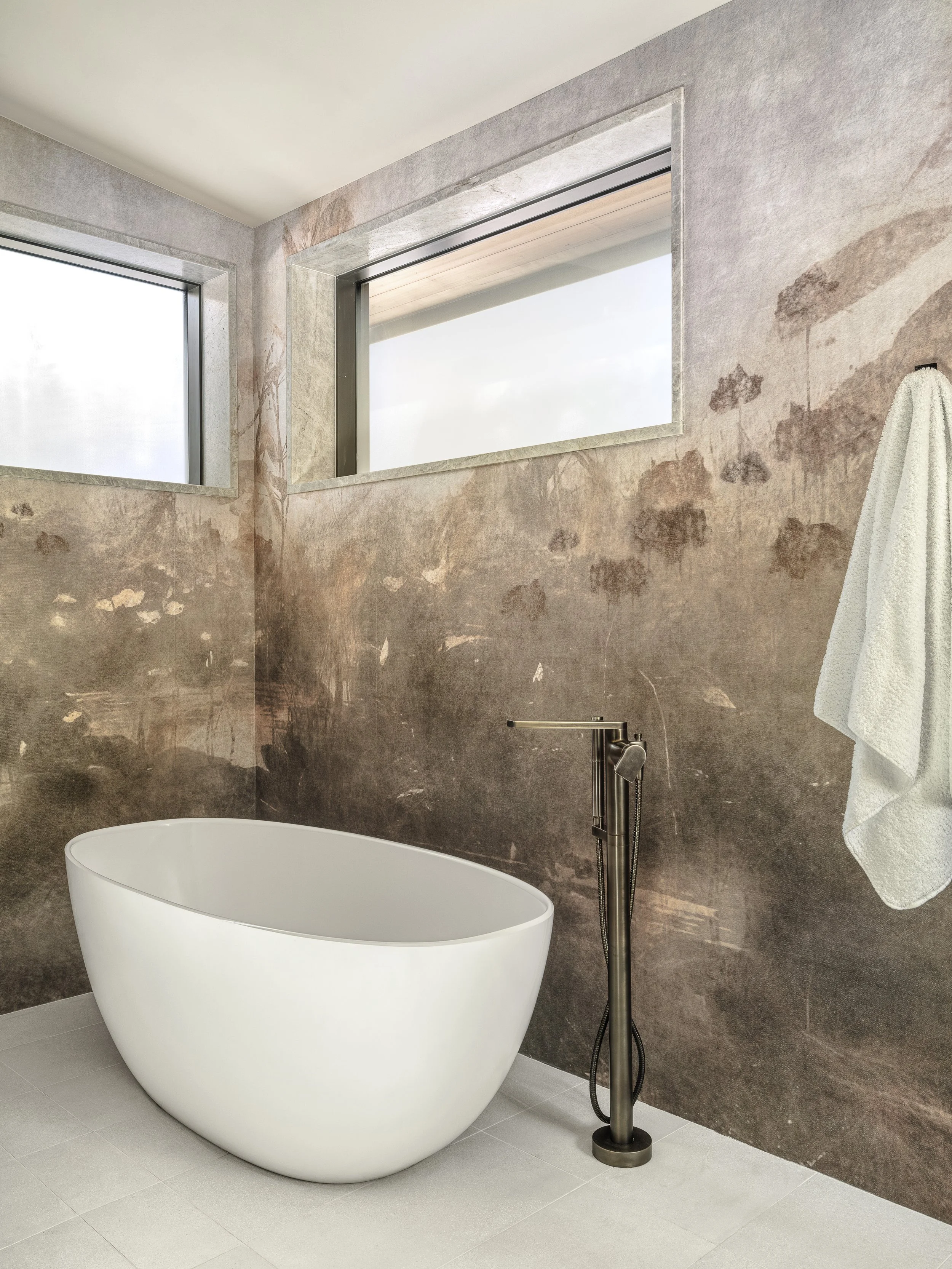 East 3rd Floor Guest Bath Tub.jpg