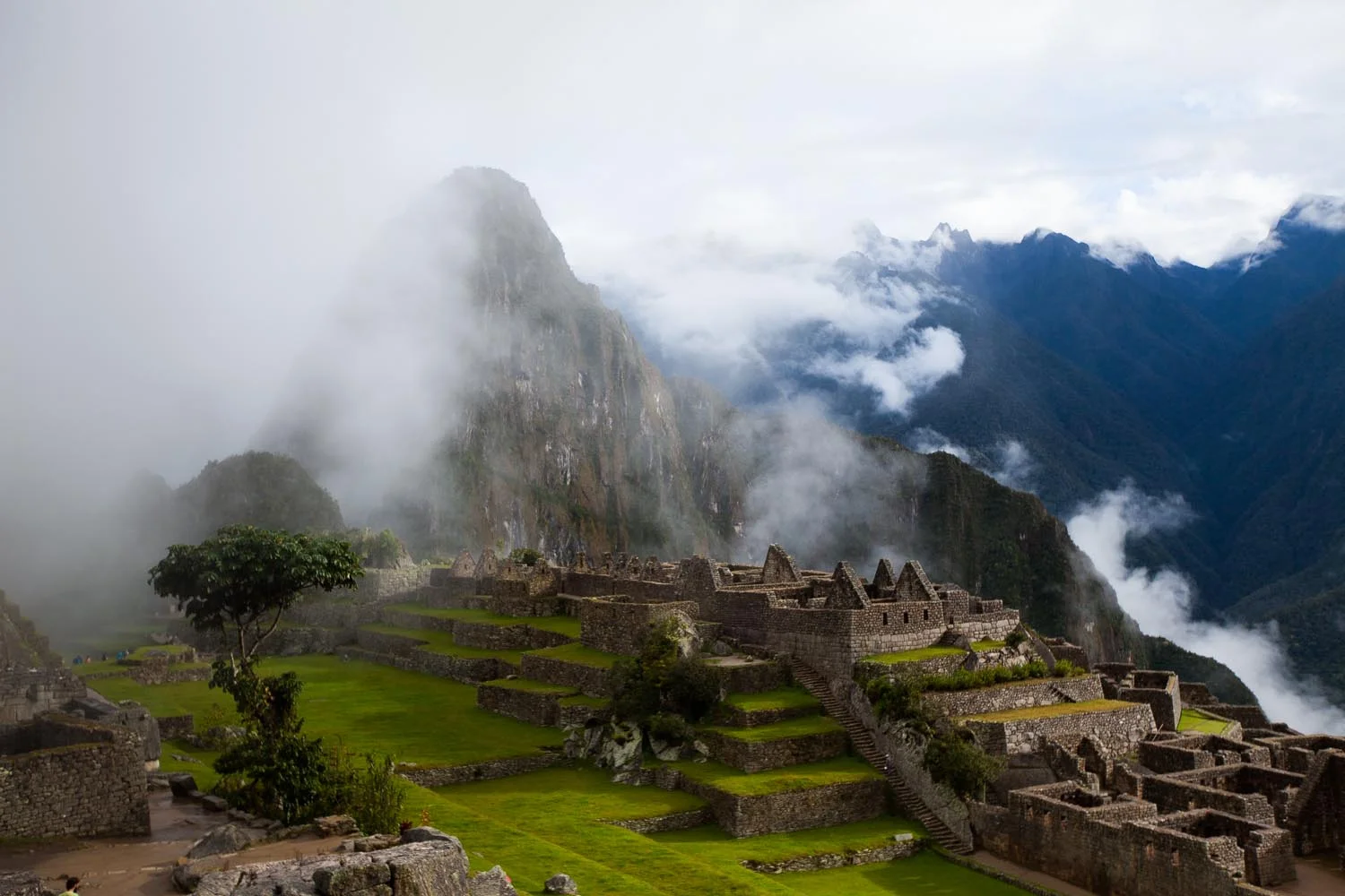 Morning view before the clouds parted: Machu Picchu, Perú