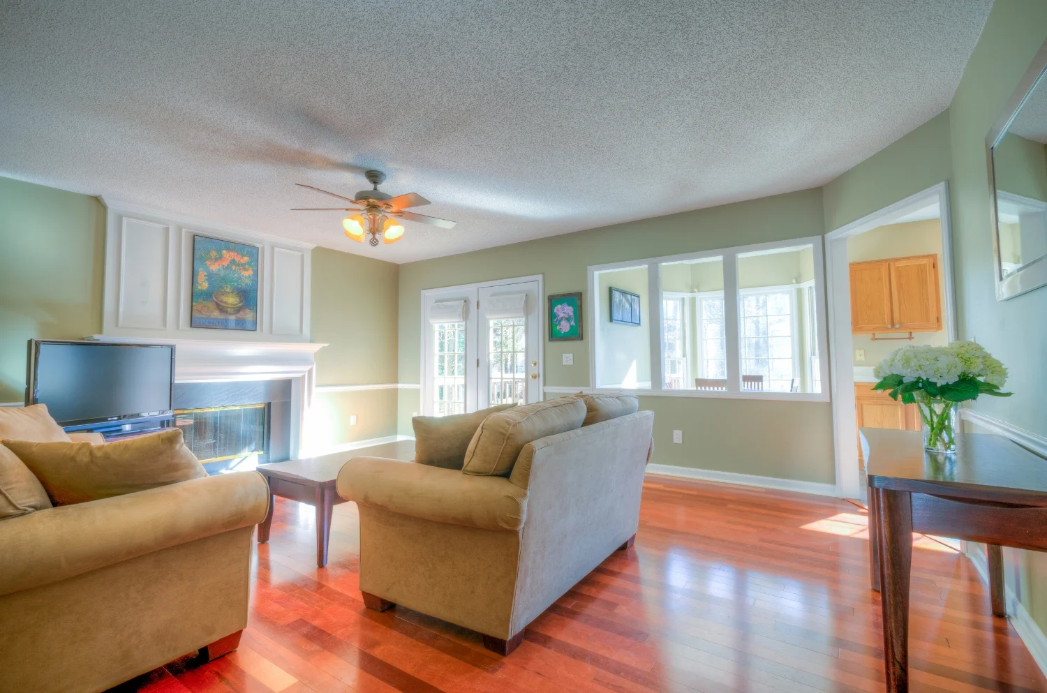 Sunny Family Room in North Raleigh, North Carolina 