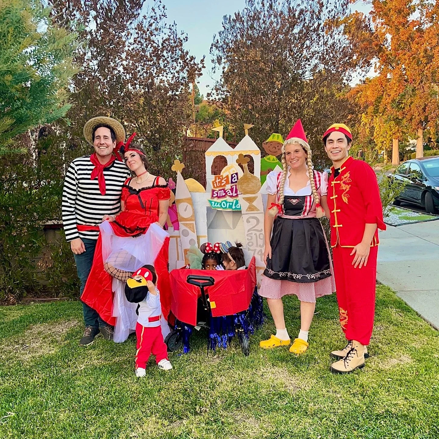 It&rsquo;s a Small World after all! We once again joined forces with @yzinkow and @mollyshoffman84 &lsquo;s family for our traditional DIY Halloween extravaganza, this time taking on the iconic Disneyland ride, complete with the classic art deco faca