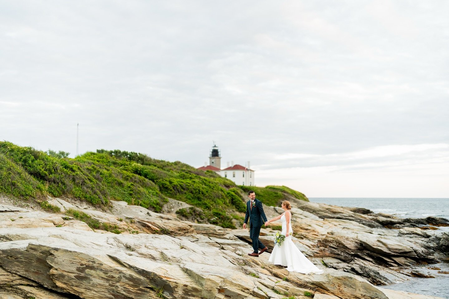 Would you believe me if I told you THIS is RHODE ISLAND?! It's a hidden gem that many people don't know about, but it's absolutely breathtaking! The crystal-clear water, waves crashing against the cove, and the picturesque lighthouse make it an ideal