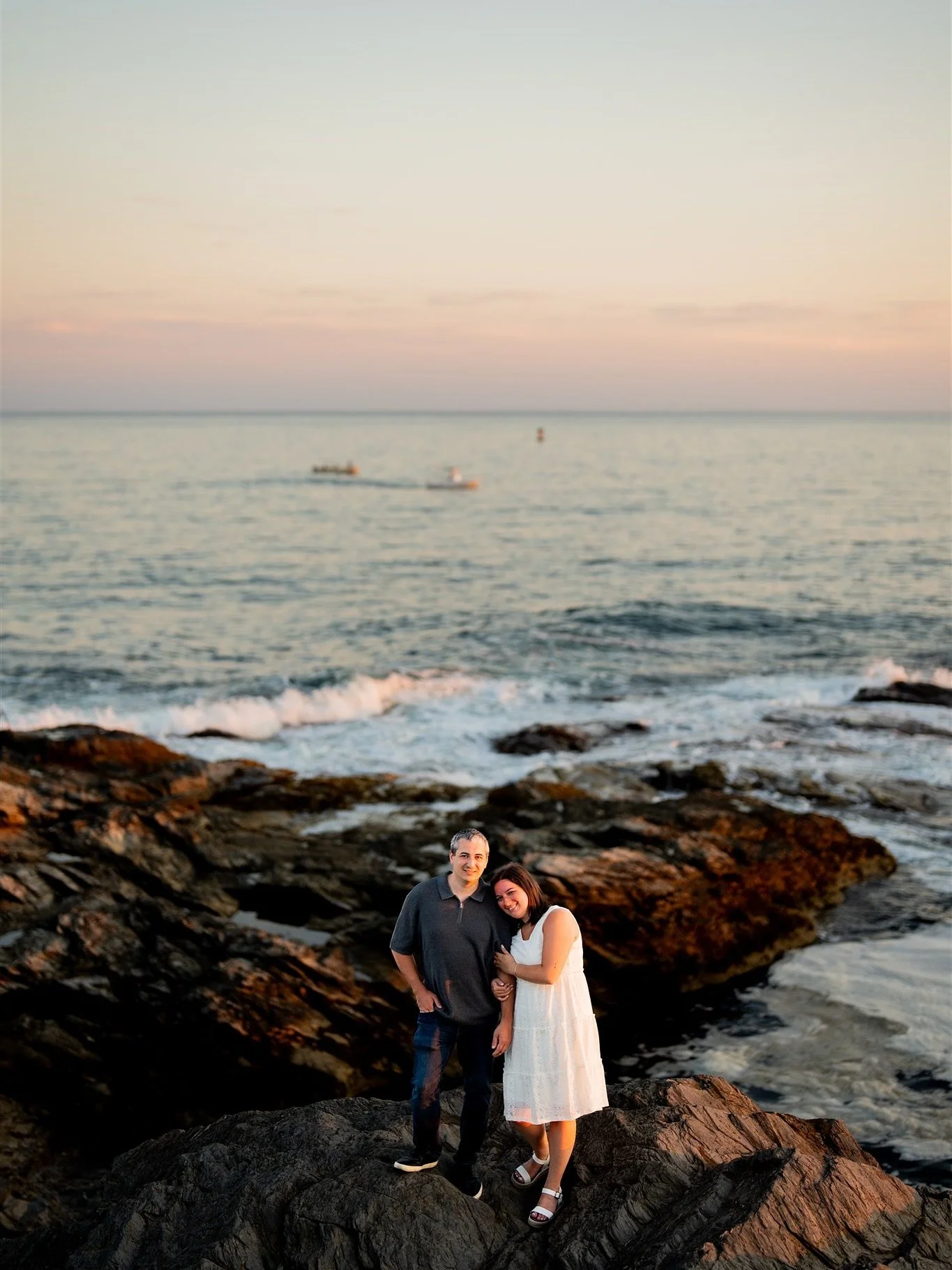 The Rhode Island coastline is the perfect backdrop for a summer engagement session 😍