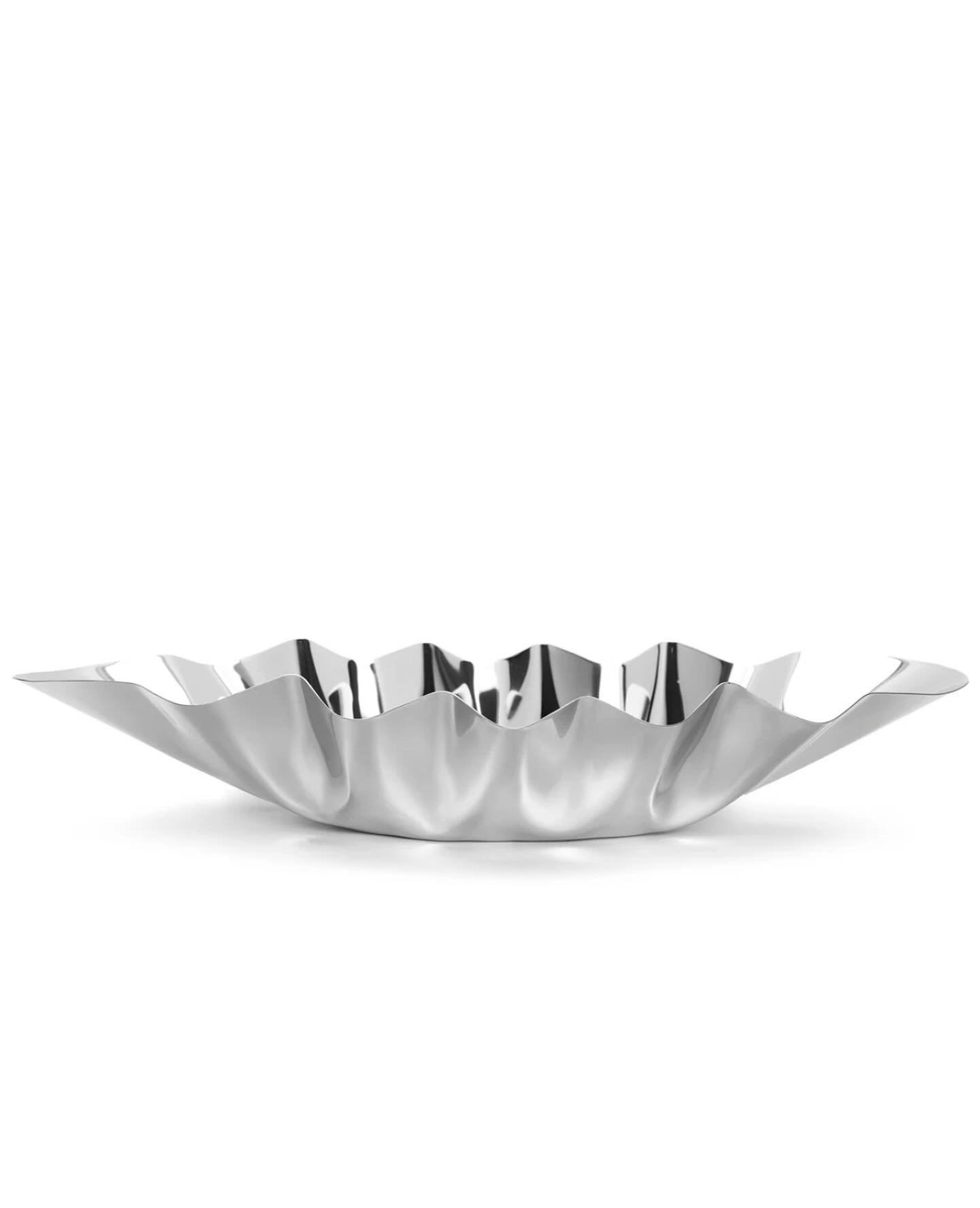 The perfect look and size for all your serving needs. Think cut up challah, cookies/rugelach or fruit. The possibilities are endless! 

#tray #stainlesstray #ruffledtray #challahtray #servingtray #stainlessplatter #servingpieces #tabledecor#homedecor