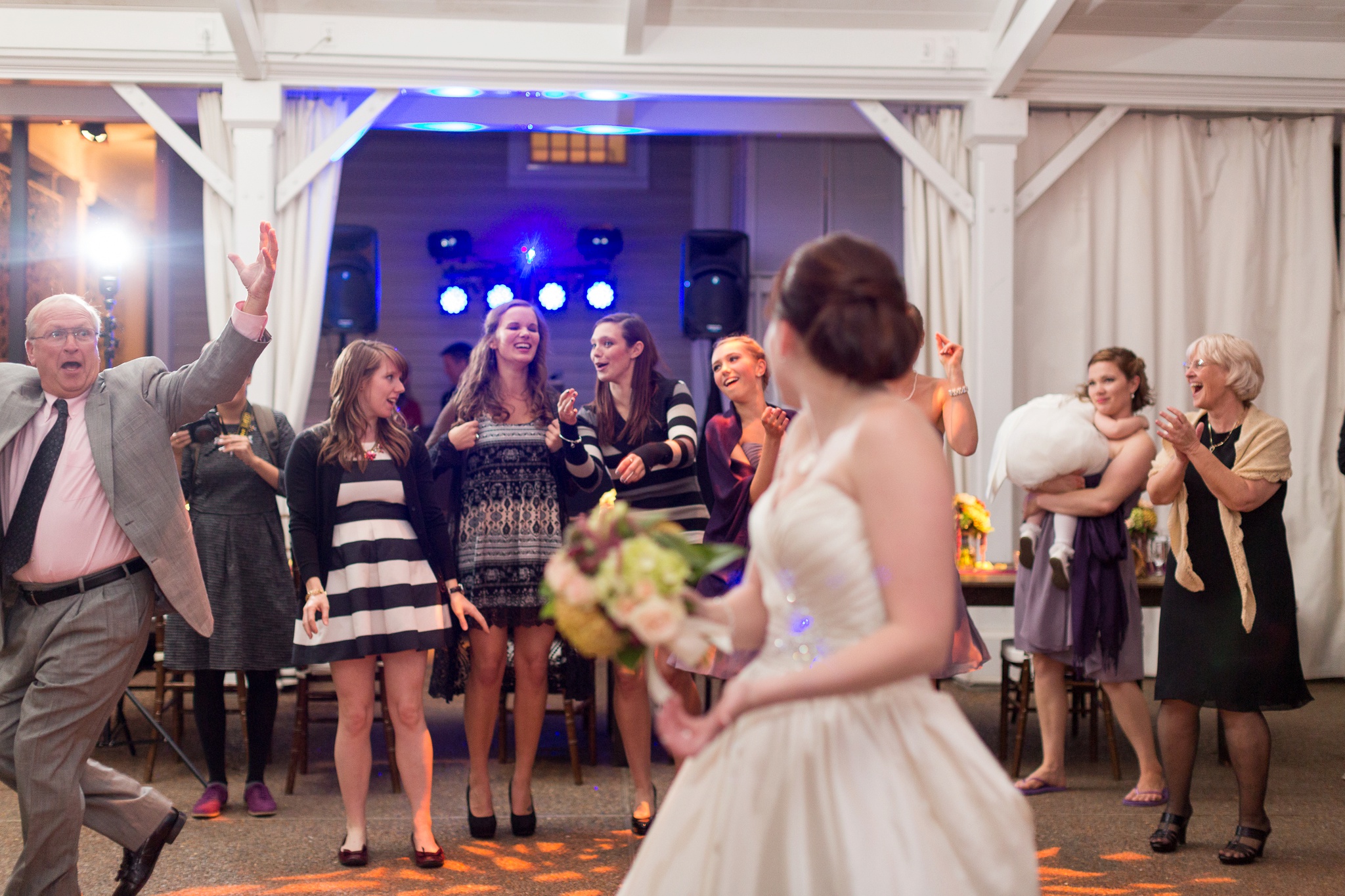bouquet-toss-photo-bomb