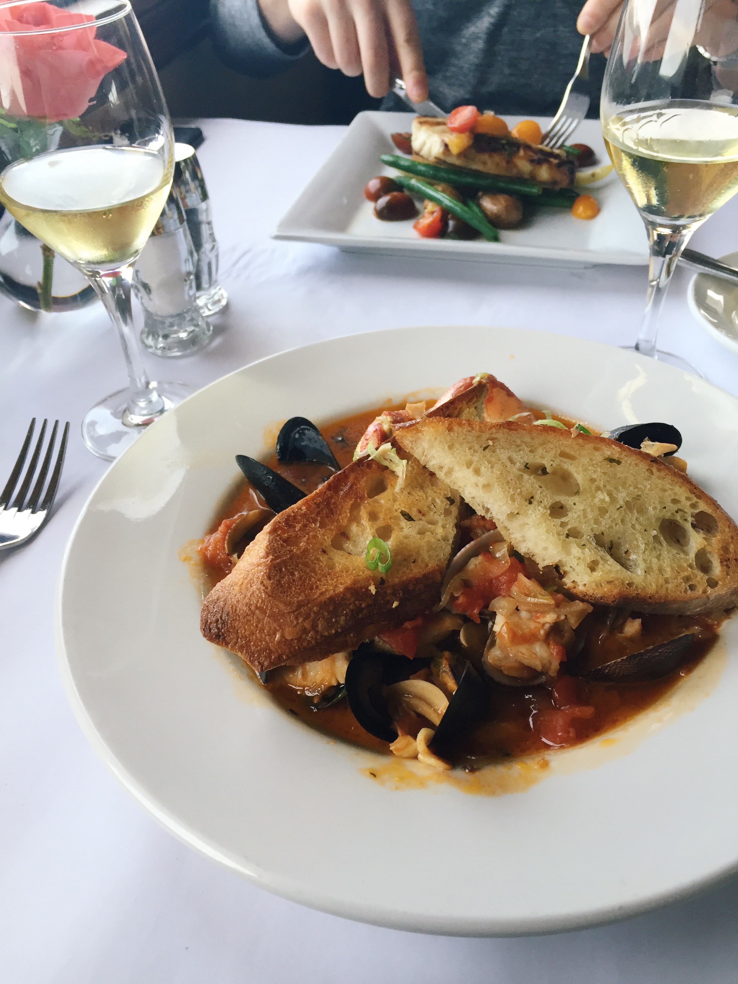 WE ORDERED LOBSTER MAC & CHEESE AND OYSTERS TO START, THEN I HAD THE MOST AMAZING CIOPPINO DISH FOR DINNER