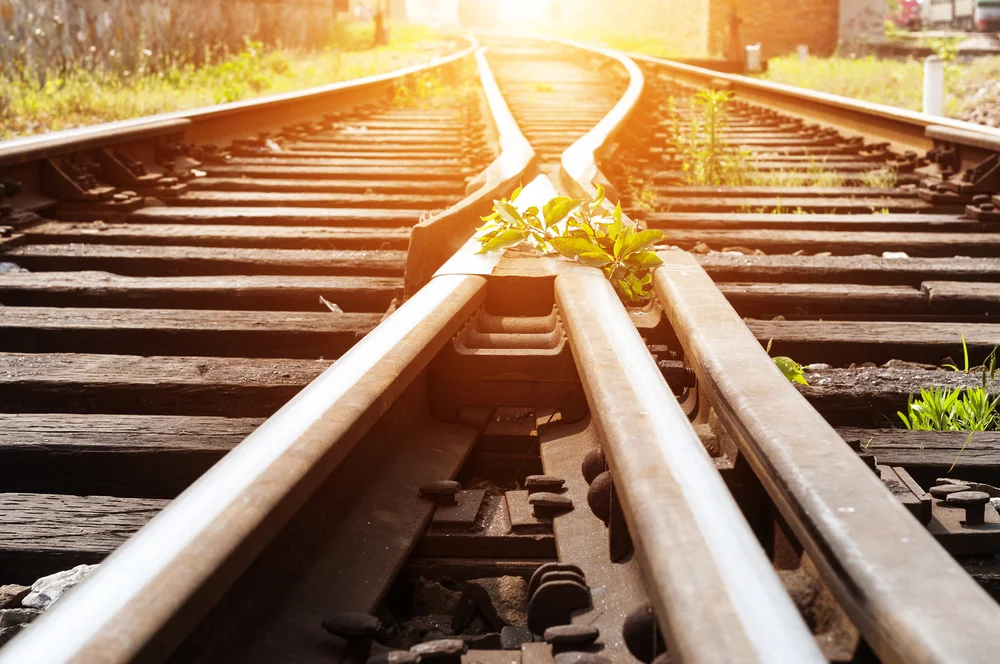 Cross roads shutterstock_219102193.jpg
