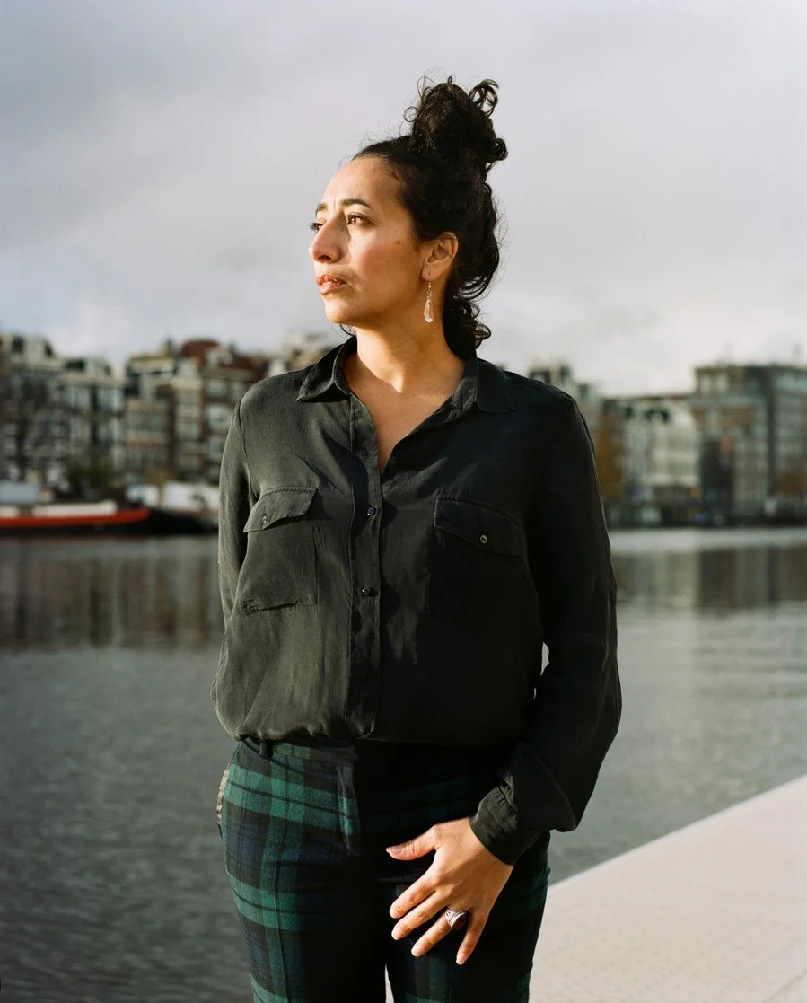 Dichter bij Onze Koloniale Erfenis: Nisrine Mbarki