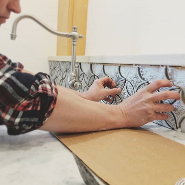 Wondering if you can if you can install your own backsplash?  Click the link in our bio and you will be on your way

#handcrafted #tile #diy #backsplash #youcandoit