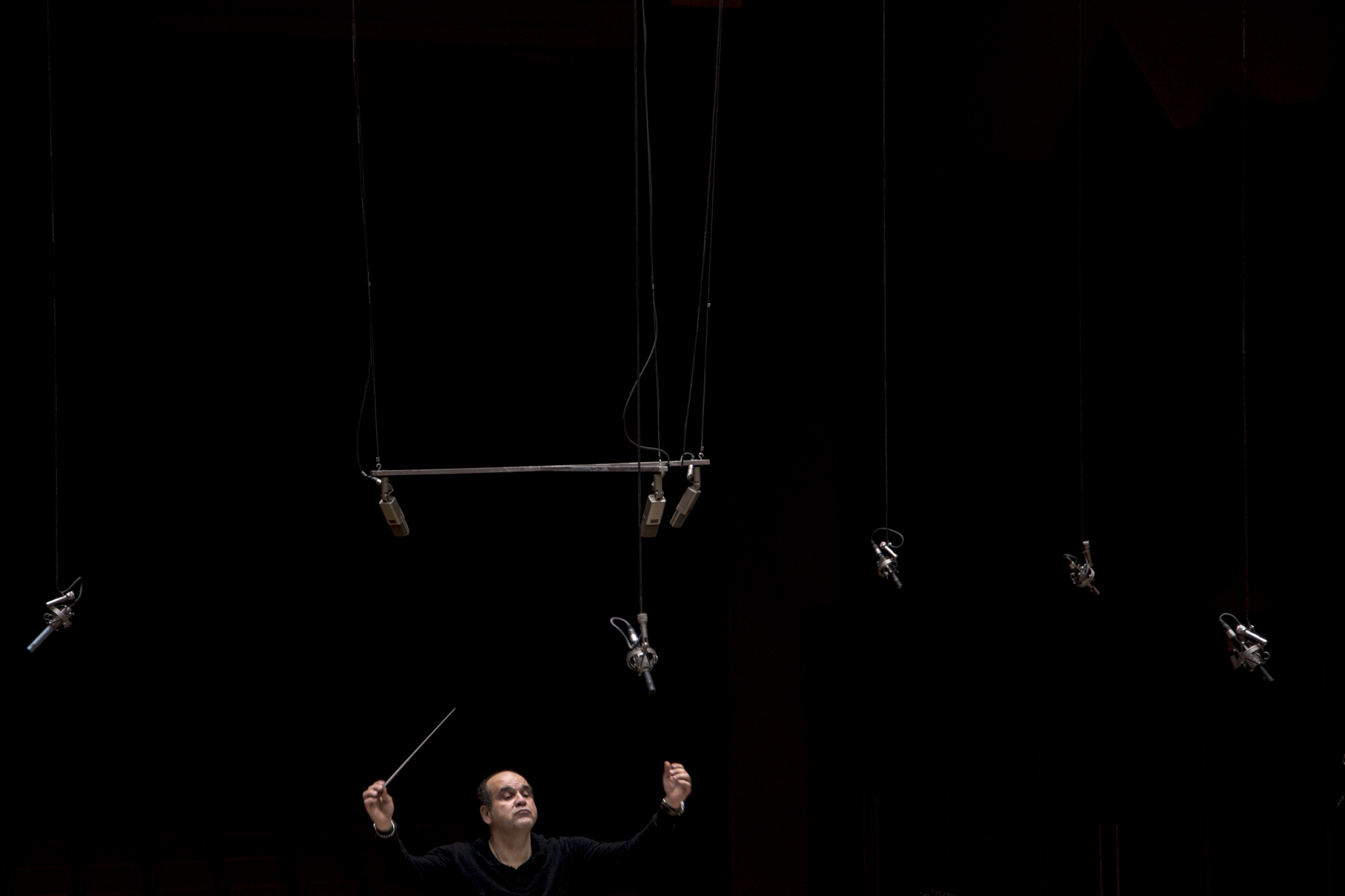 Guest chef Lorenzo Castriota Skanderbeg conducts the Cumhurbaşkanlığı Senfoni Orkestrası (CSO) – Presidential Symphony Orchestra during rehearsals. Ankara, 15th of December 2014.