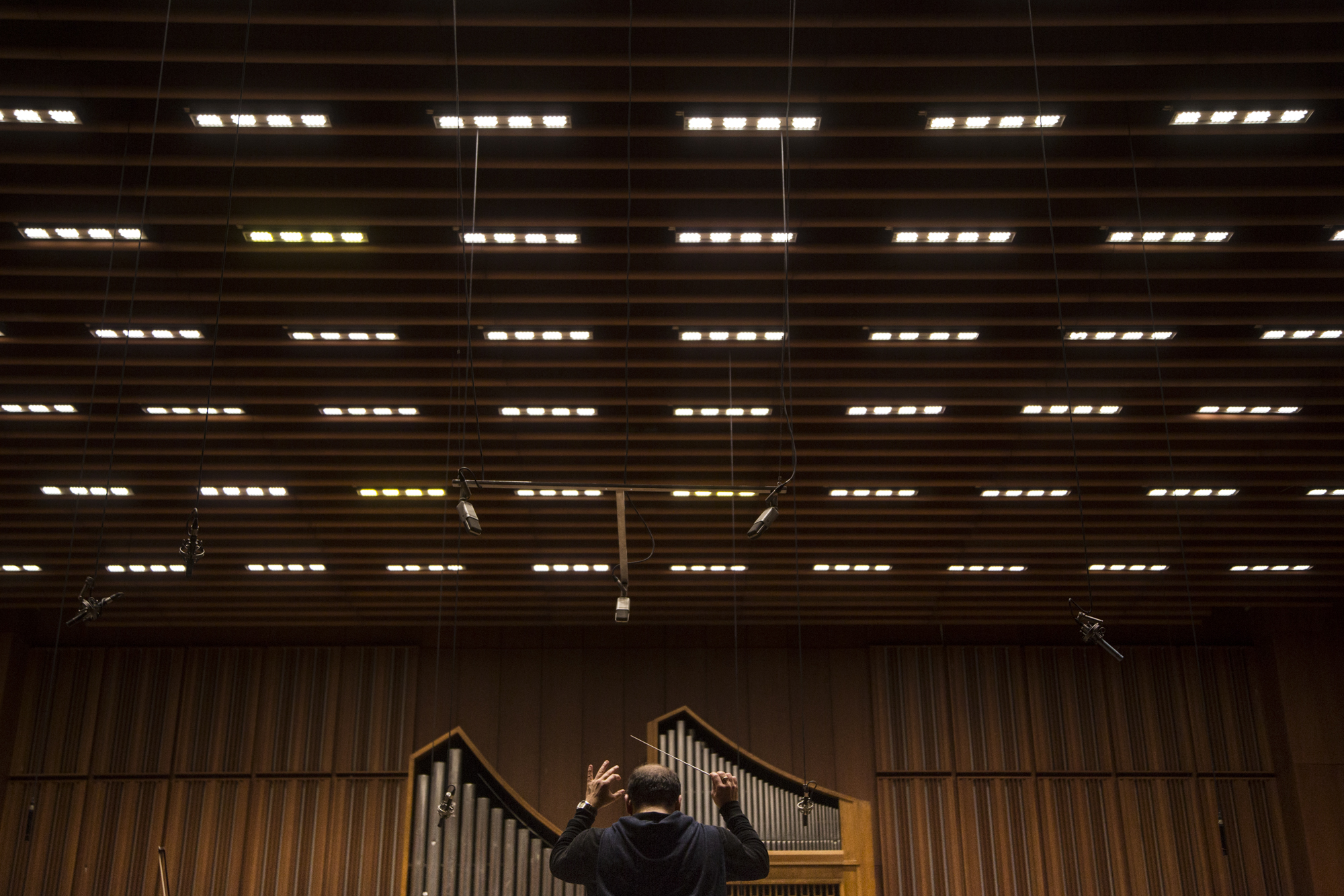  Guest chef Lorenzo Castriota Skanderbeg conducts the CSO during rehearsals. Ankara, 15th of December 2014. 