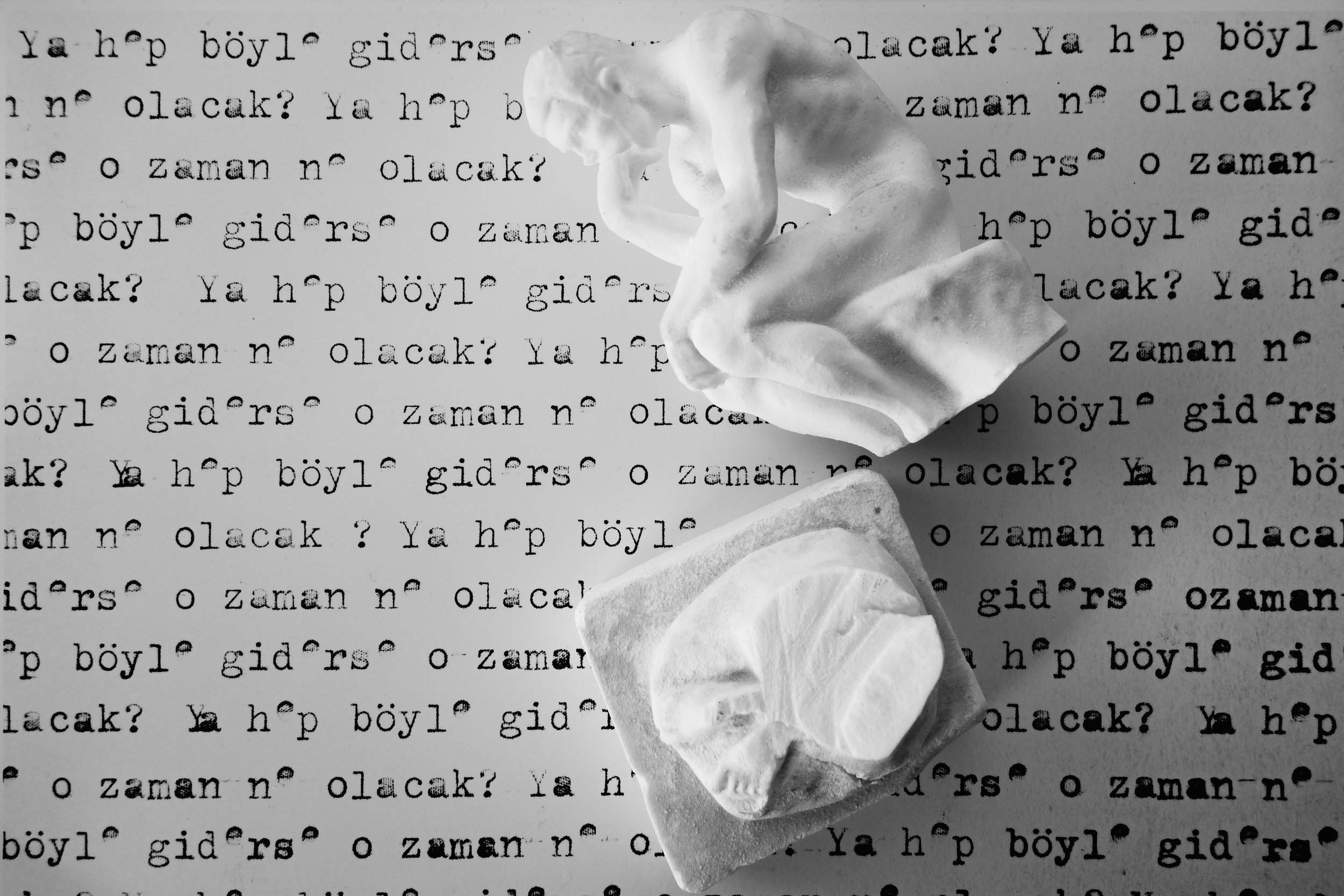  Daktilo: Bir klavye aracılığıyla harekete geçirilen harfleri, mürekkepli bir sistem yardımıyla kağıda basarak yazı yazan makine.  Hr a nt Di n k: 19 Ocak 2007'de, saat 15.00 sularında, genel yayın yönetmeni olduğu Agos gazetesinin binası önünde uğra