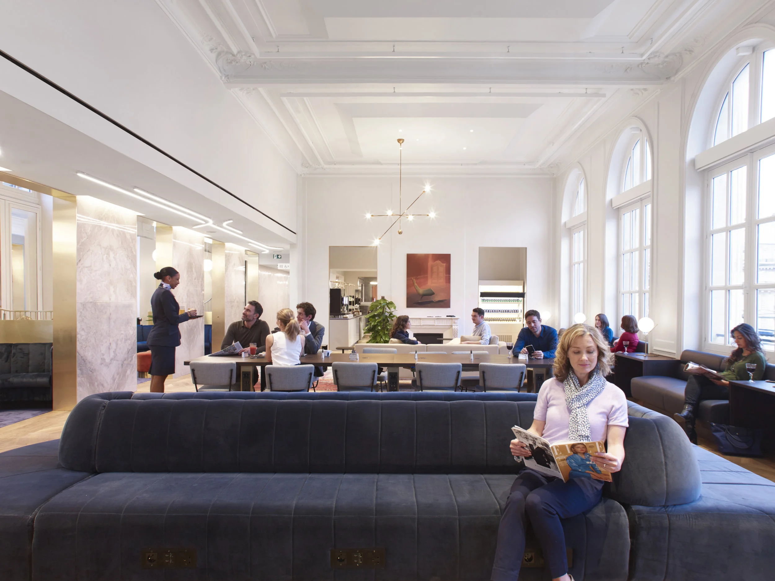 This slim FlowBar is complementing the chic design of Eurostar's Gare du Nord Business Premier Lounge.