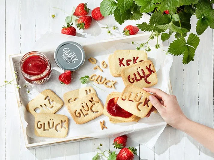 39_Advertising_UHolsten.jpg