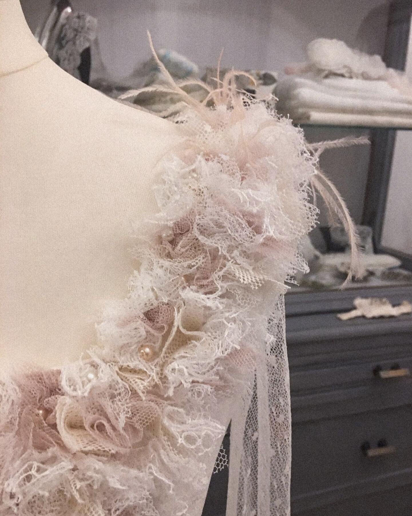 Nos encantan los detalles con puntillas y otros complementos como plumas o perlas para conseguir este efecto dulce y a la vez vintage que tanto nos gusta! 🤍
#atelier #madrid #vestidosdenovia #bodas