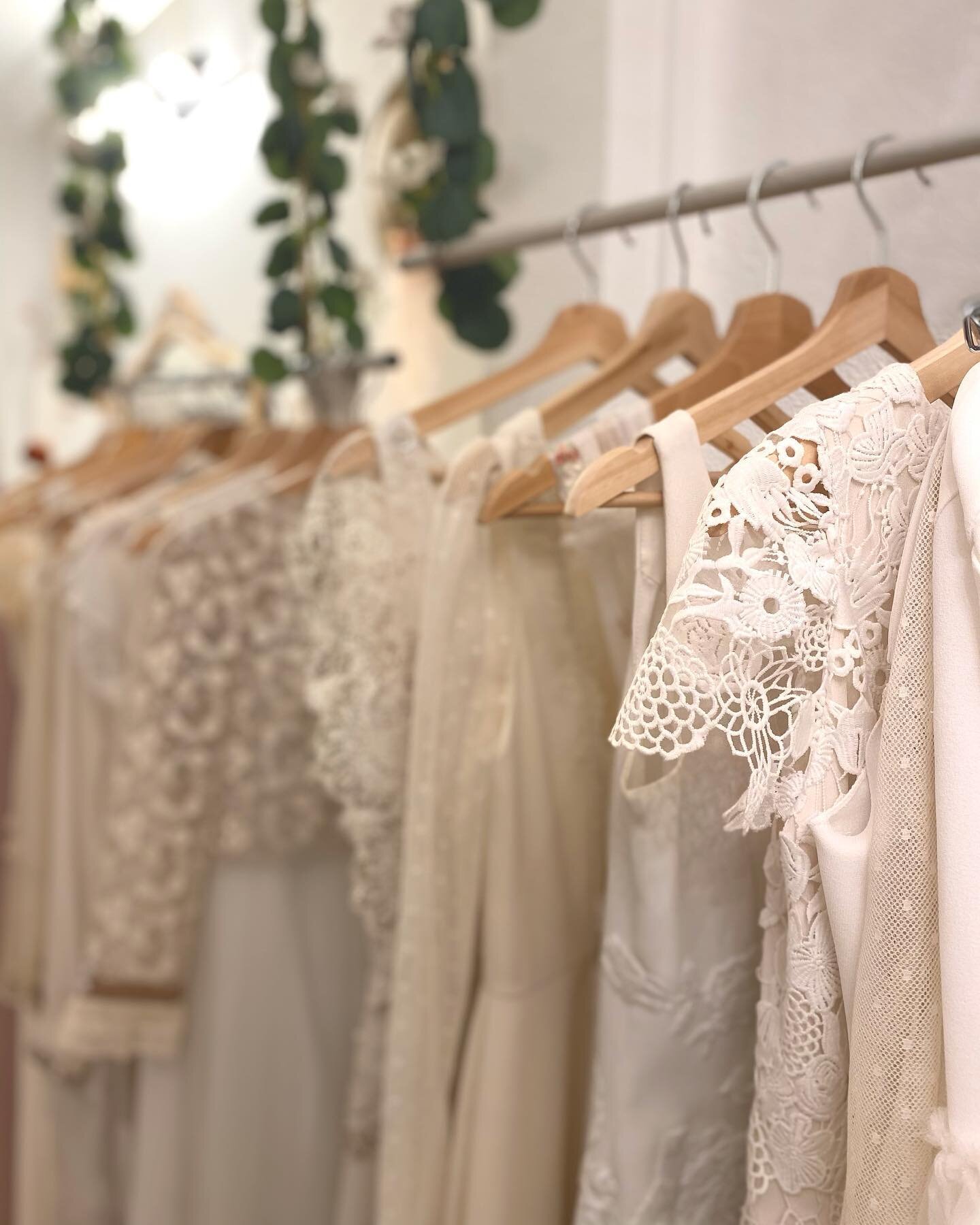 Te gustar&iacute;a venir a ver la colecci&oacute;n de novia que hemos preparado? Pide cita y ven a conocernos! 🤍👰🏼&zwj;♀️En el perfil tienes el enlace directo! 📩
#angelesserranoaltacostura #citaprevia #atelier #novias2021 #bodas #madrid #vestidos