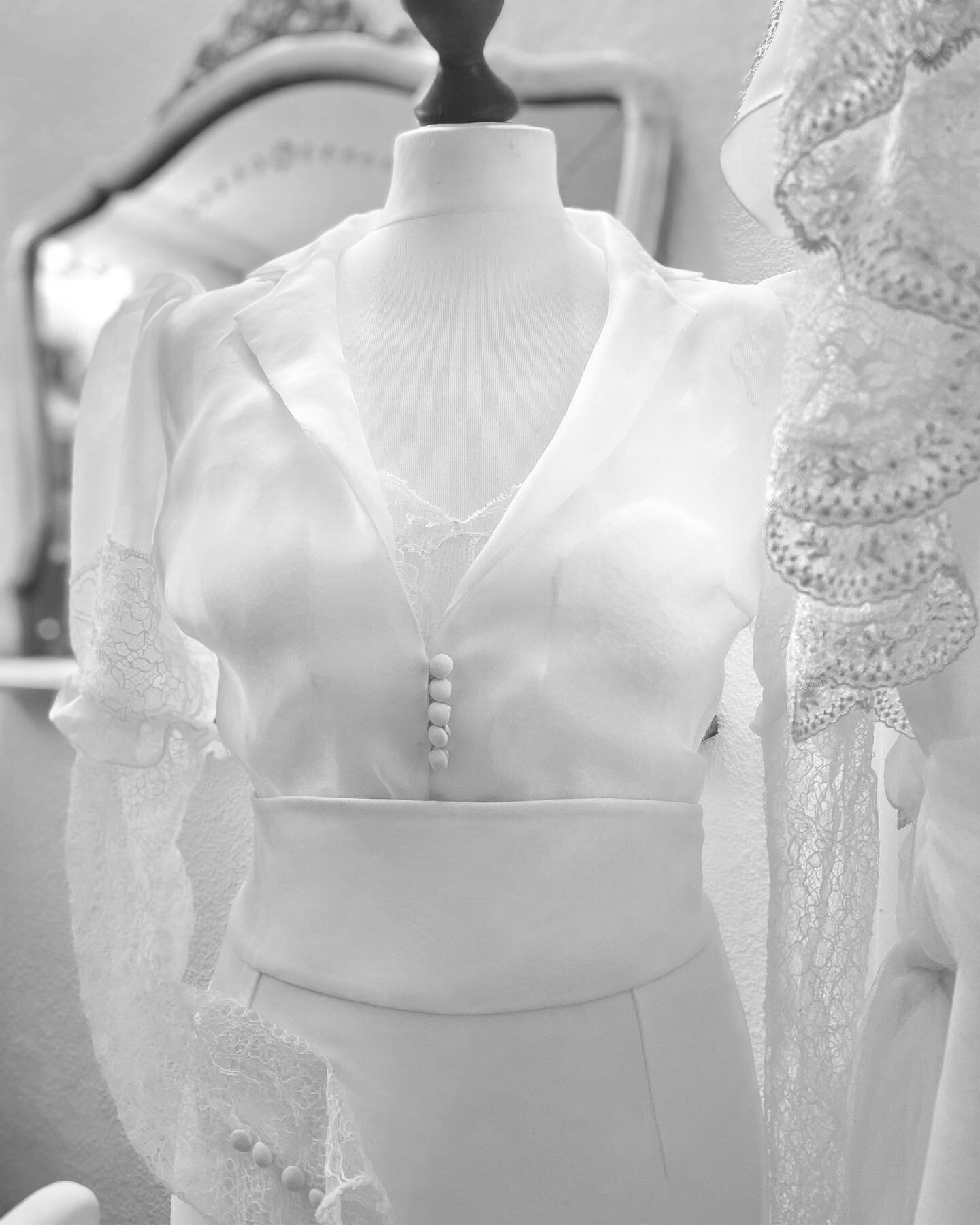 🤍 Blusa de Novia en organza con encaje chantilly bordado a mano.🤍 #vestidosdenovia #atelier #madrid #novias #bodas