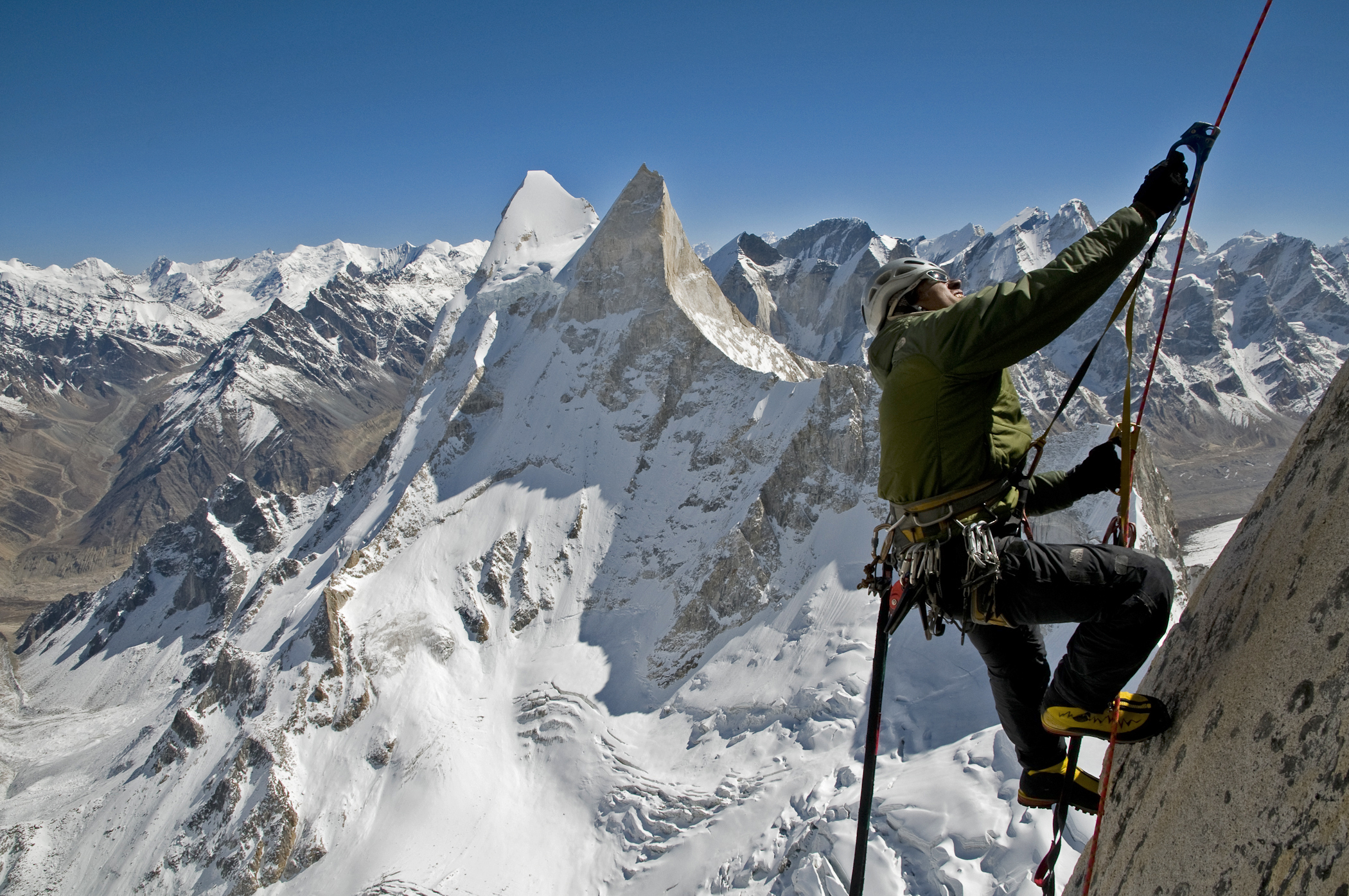 Приспособления для жизни в горах. Покорение Чогори. Скалолазание/альпинизм (Summit/Rock Climbing). Туристы скалолазы.