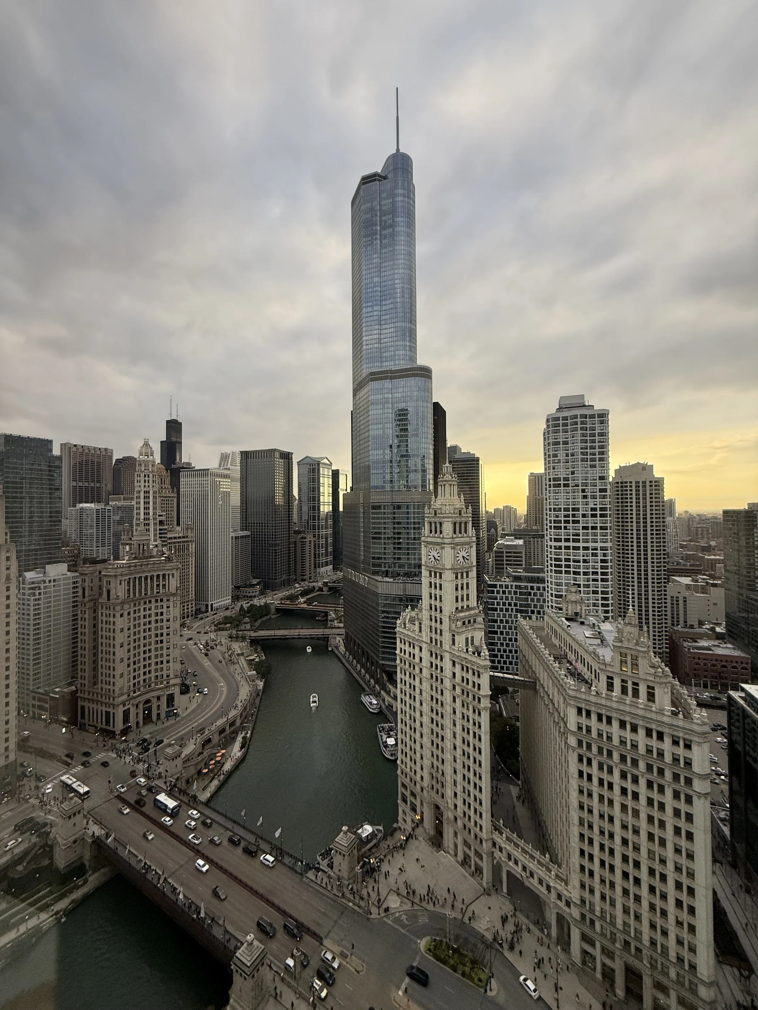 Chicago Travel Guides: Windy City Adventure