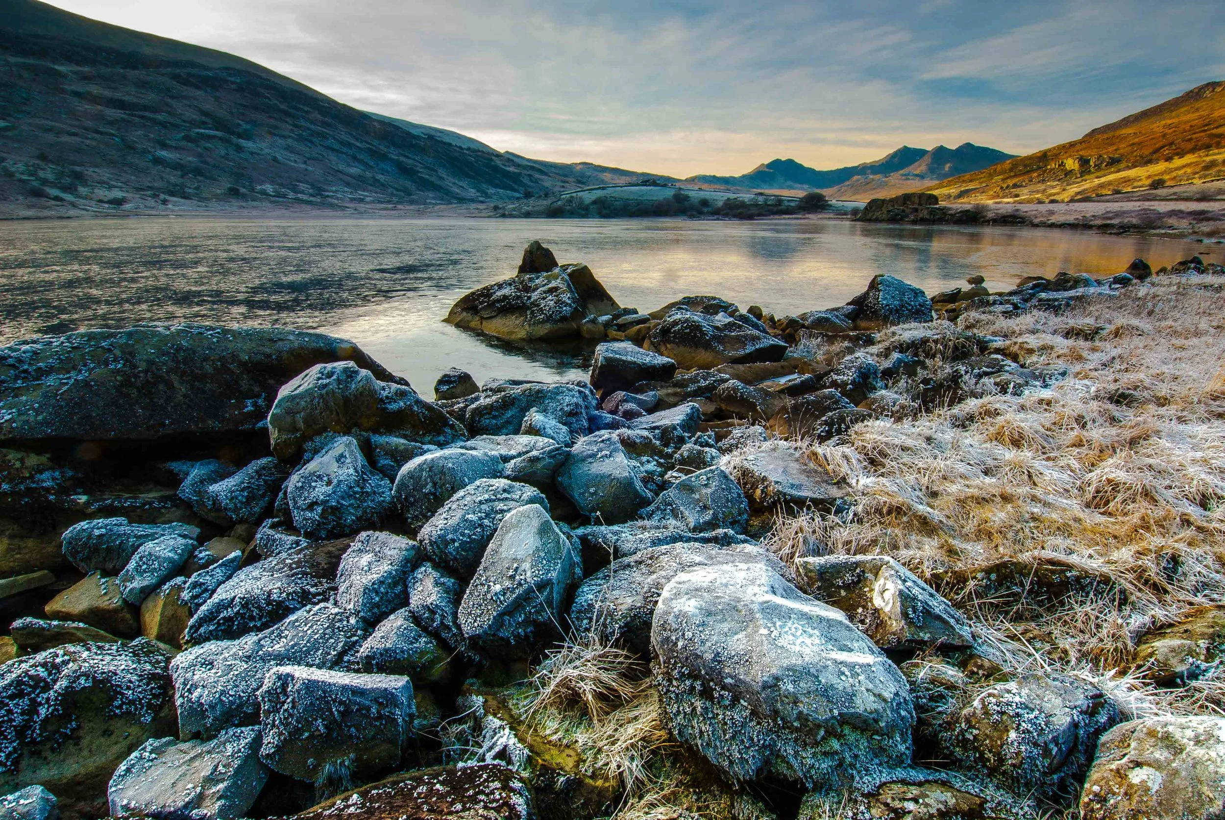  Llynnau Mymbyr - hoarfrost rocks 