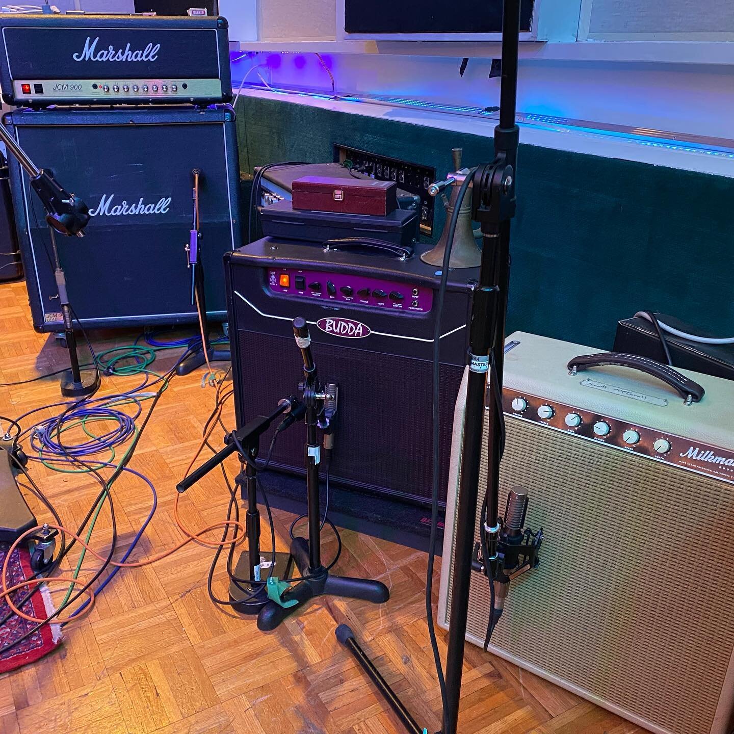 Had some killer amps for our session and of course it killer tones! 
:
:
:
:
@marshallamps_uk @milkmansound  #buddaamps