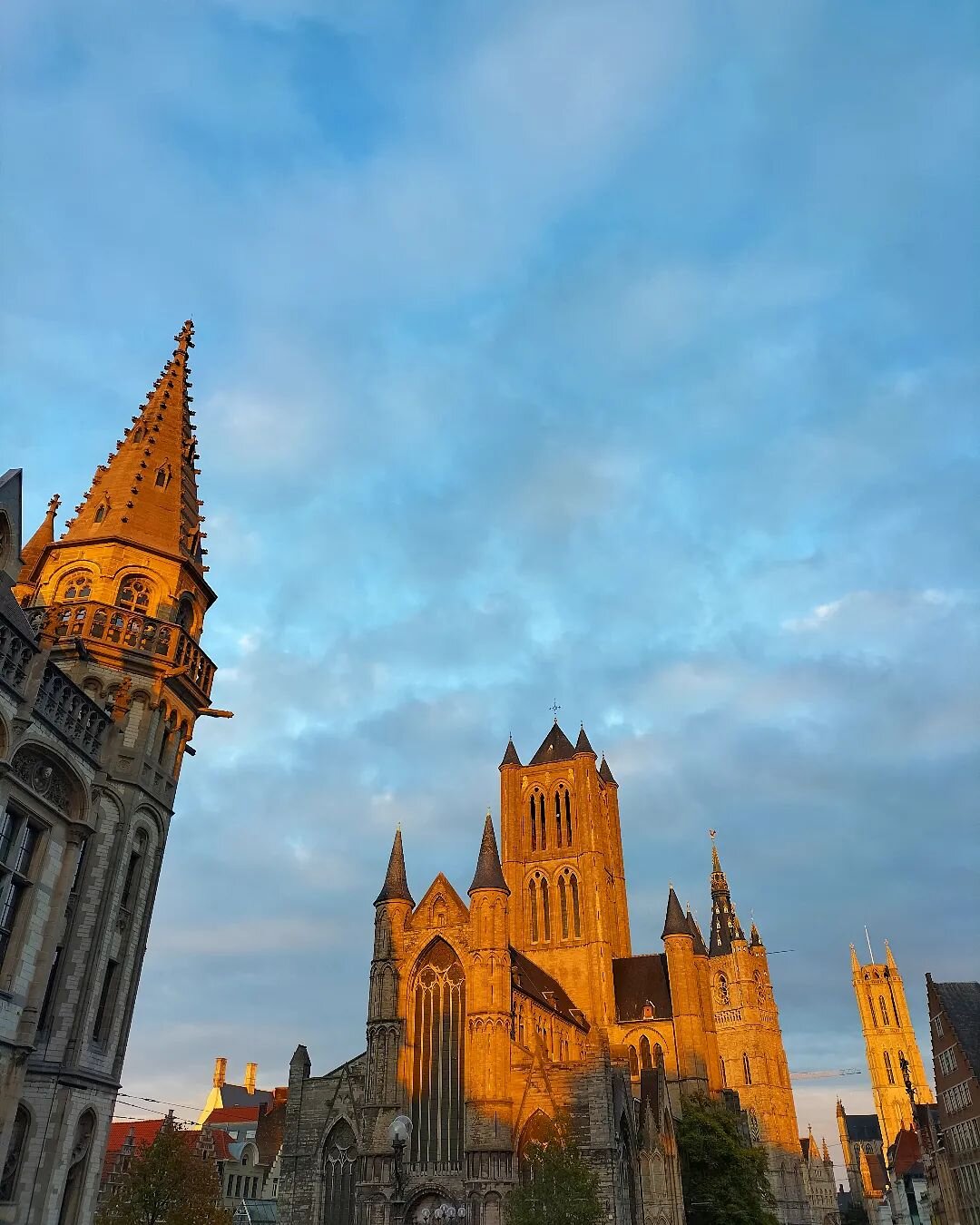Gent golden hour 💙🇧🇪

#gent #ghent #belgium #belgie #goldenhour #architecture #medieval #city #flemish #flanders #vlaanderen #europe #cathedral #towers #light #belgian #home #travel #european #vlaams #sintbaafs