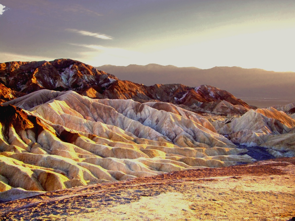 THE COLORS OF SUNSET IN DEATH VALLEY NATIONAL PARK - ( PHOTO: BRUNITAGIO/SHUTTERSTOCK)
