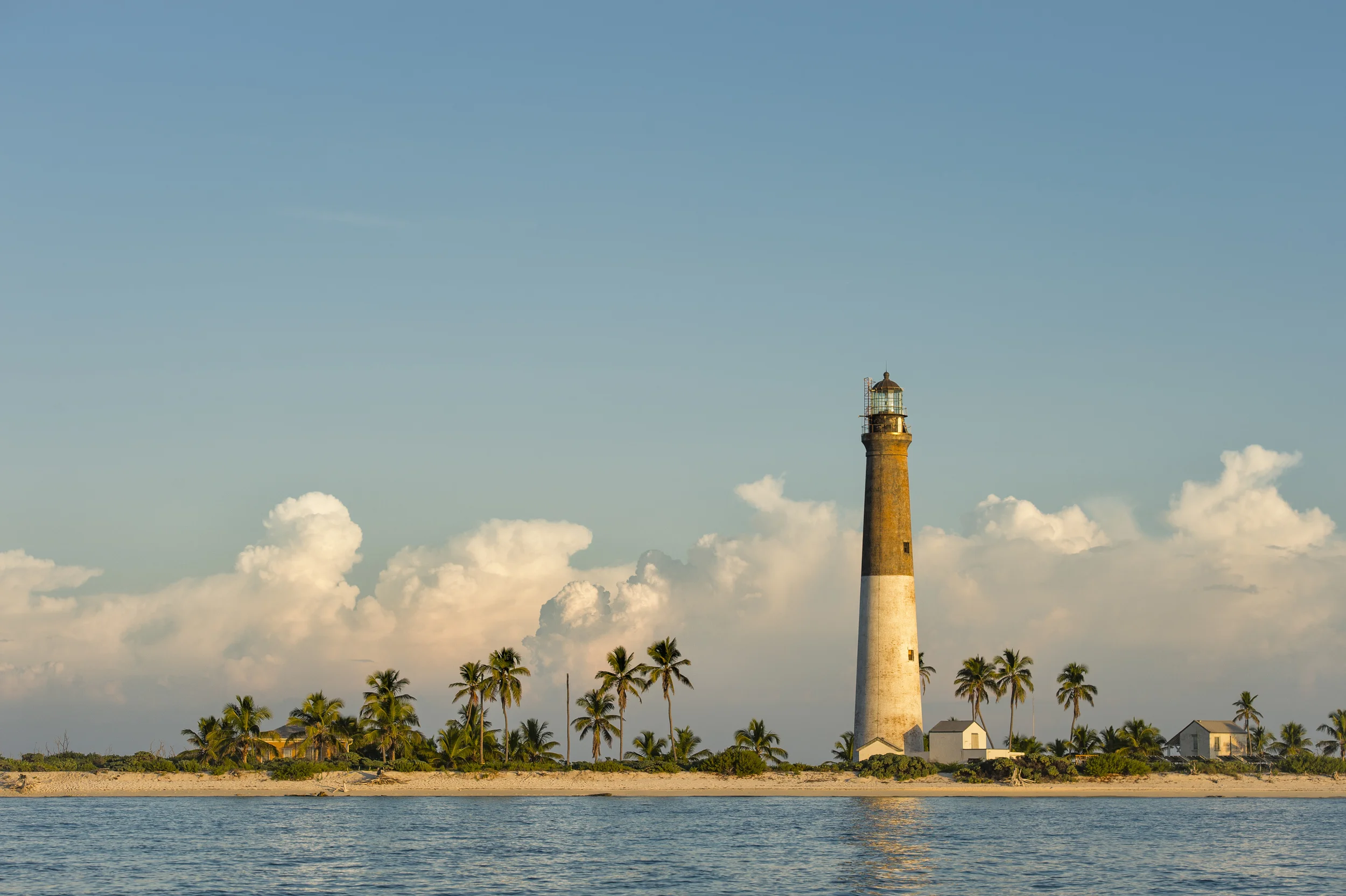 the lighthouse of dry tortugas national park – (PHOTO: DAN KOSMAYER/SHUTTERSTOCK)