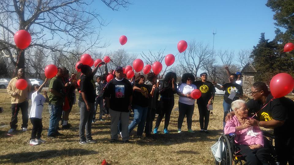 Family and friends celebrating Darreon Murray's 26th Birthday