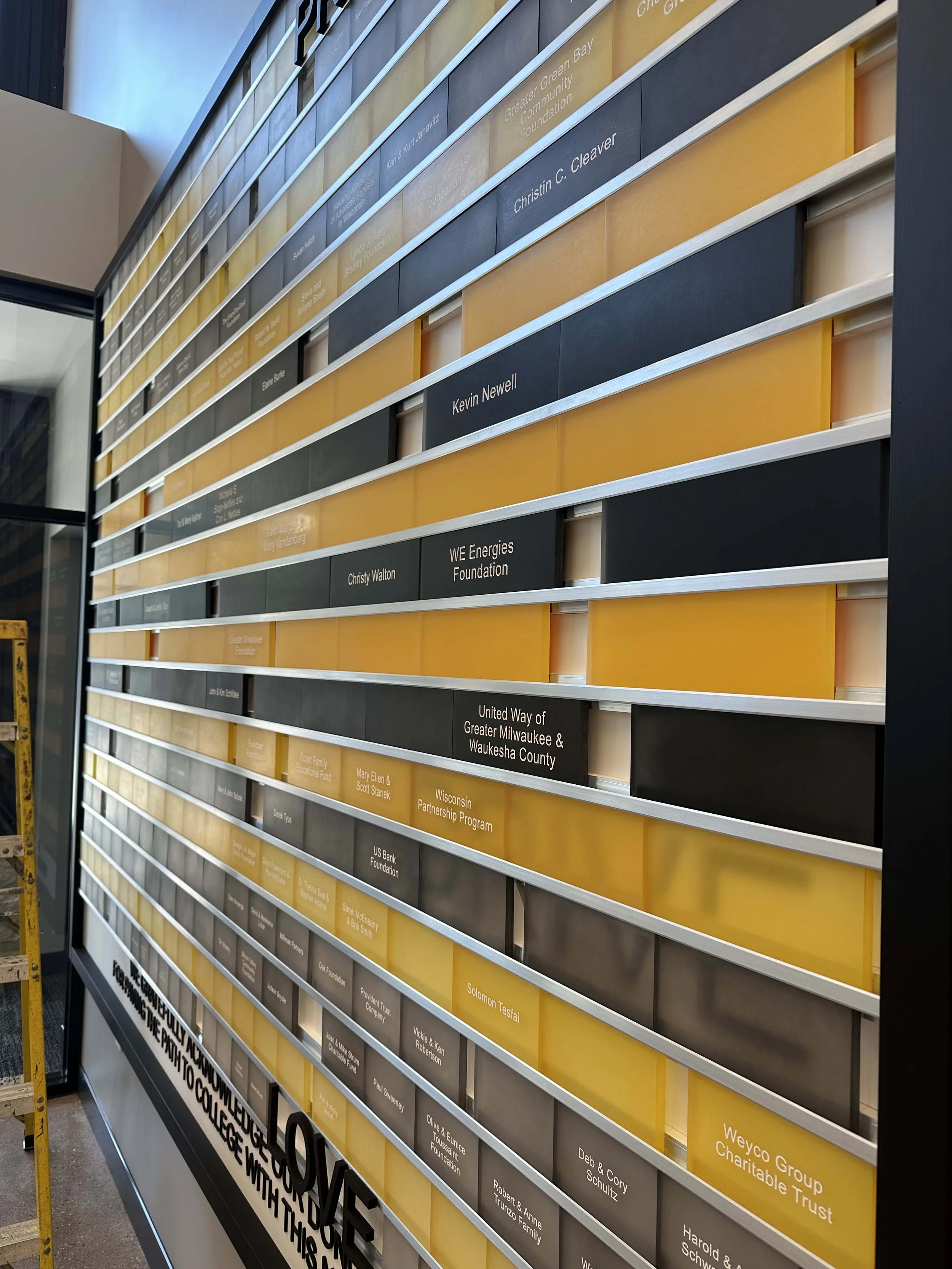 Recessed rail donor recognition system with interchangeable yellow and charcoal donor panels.