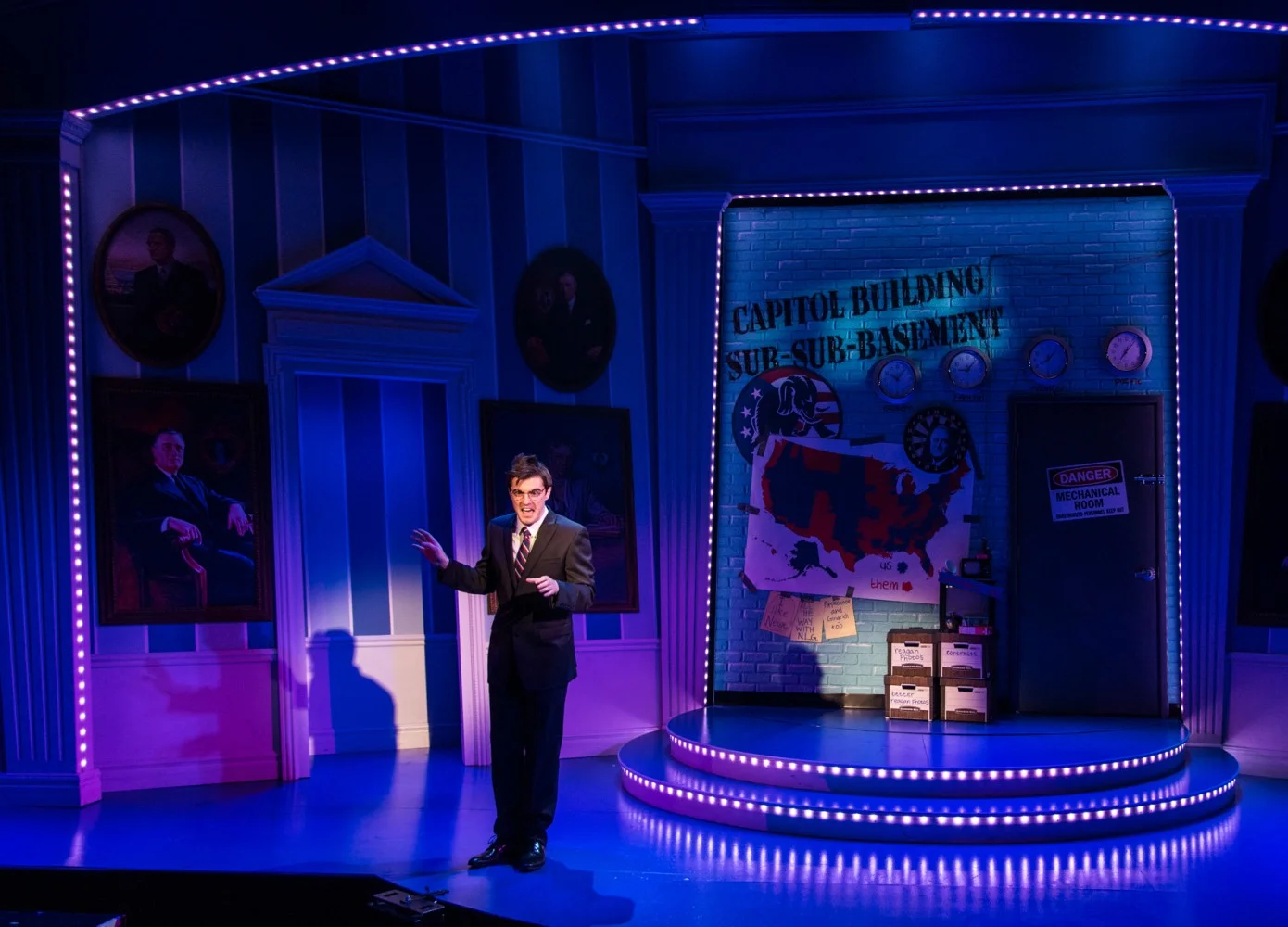 Kevin Zak as Kenneth Starr.
