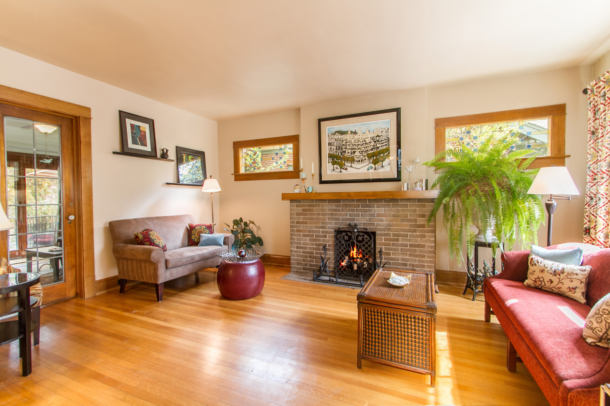 1246129_Living-Room-With-Vintage-Fireplace_high.jpg