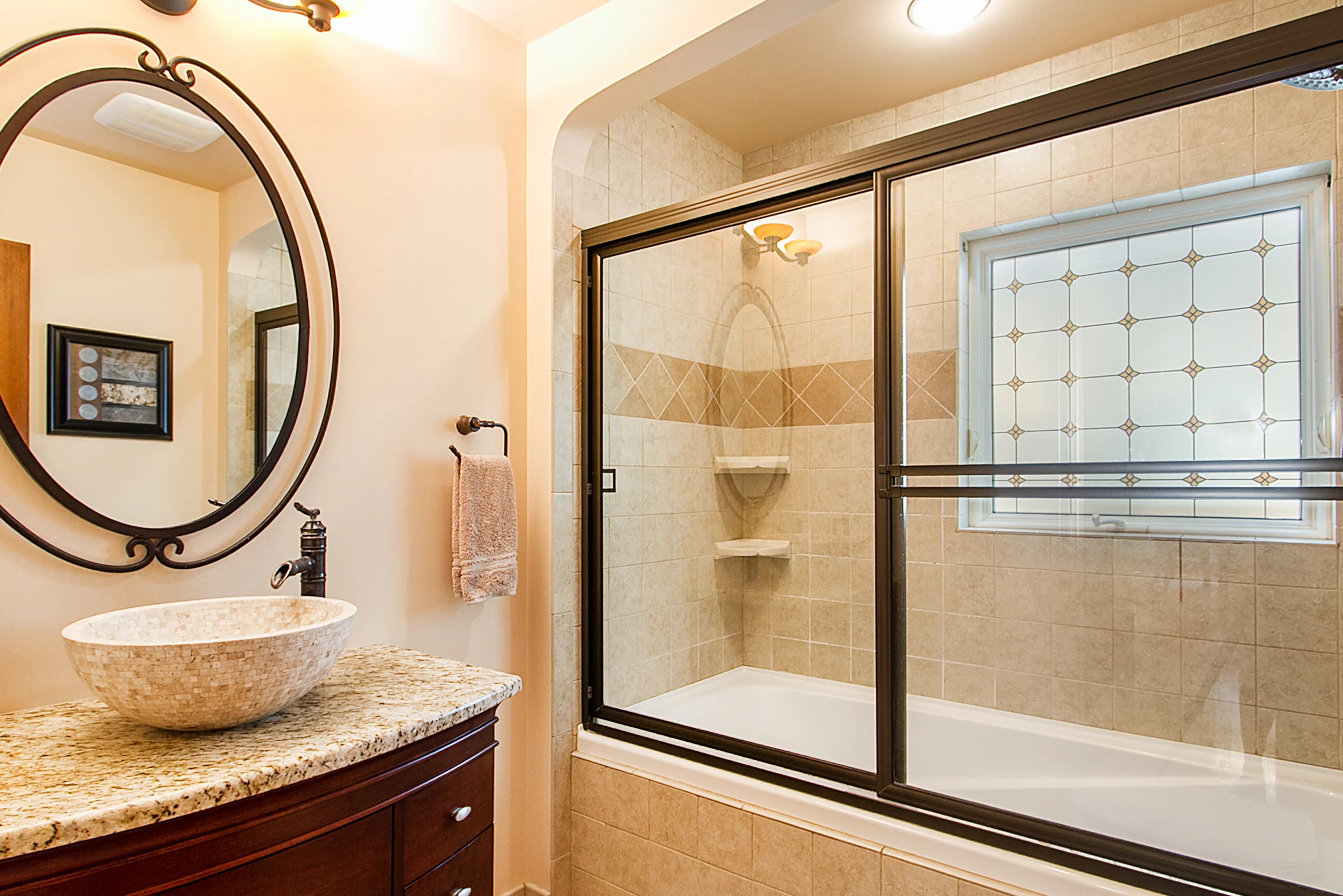 1409194_Main-Floor-Full-Bathroom_high.jpg
